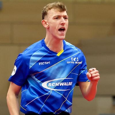 Tischtennisspieler Adrien Rassenfosse ballt die Faust nach dem Sieg.