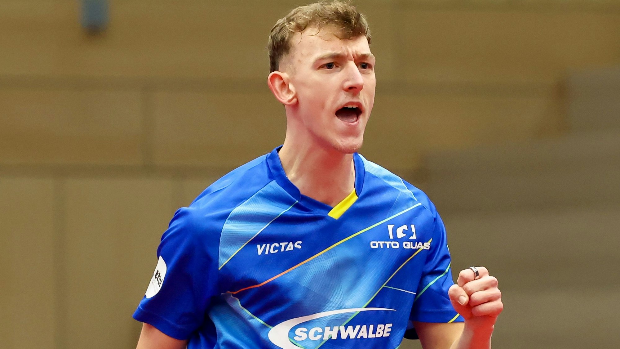 Tischtennisspieler Adrien Rassenfosse ballt die Faust nach dem Sieg.