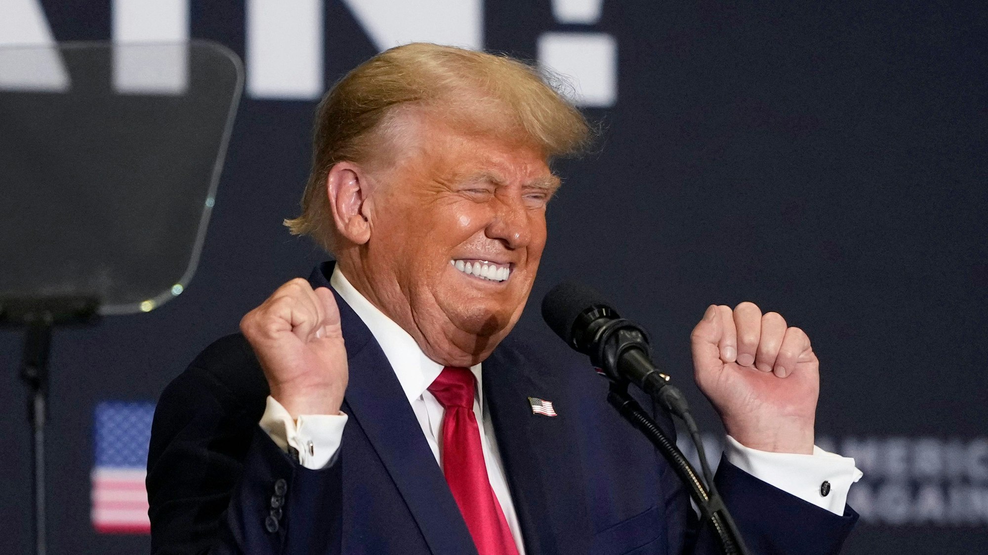 ARCHIV - 16.10.2023, USA, Clive: Donald Trump, ehemaliger Präsident der USA, gestikuliert während seiner Rede bei einer Wahlkampfveranstaltung in Clive, Iowa. Trump spielt bei der Anklage gegen ihn wegen versuchten Wahlbetrugs auf Zeit - und kann nun einen Erfolg verbuchen. Der Oberste Gerichtshof der USA teilte am Freitag mit, sich vorerst nicht mit der Frage der Immunität Trumps zu befassen. (zu dpa: «Vollständiger Name im Leadsatz ergänzt; Foto-Hinweis geändert») Foto: Matthew Putney/AP/dpa +++ dpa-Bildfunk +++