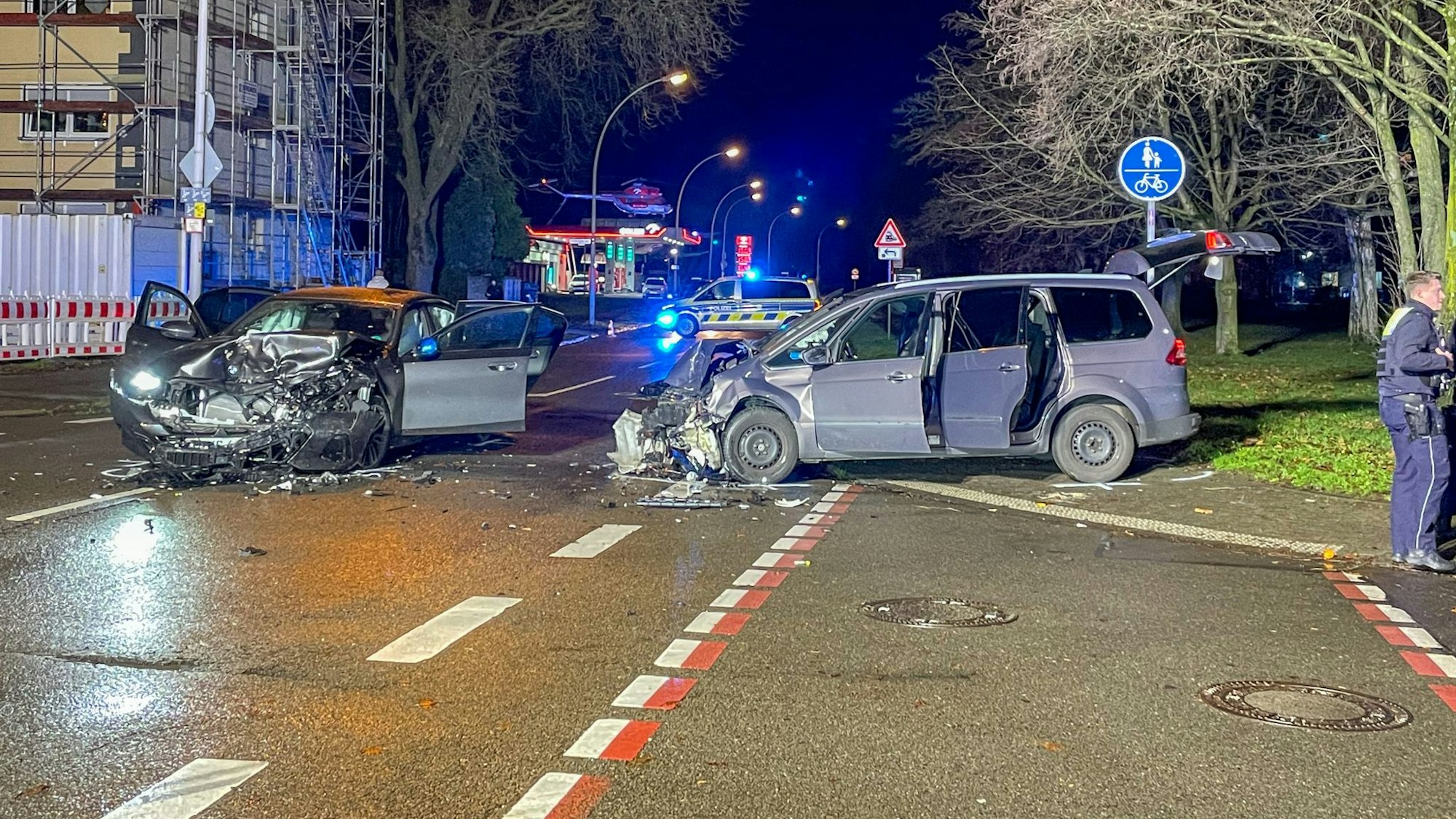Bei einem Unfall an der Alkenrather Straße sind mehrere Personen verletzt worden, darunter Kinder.