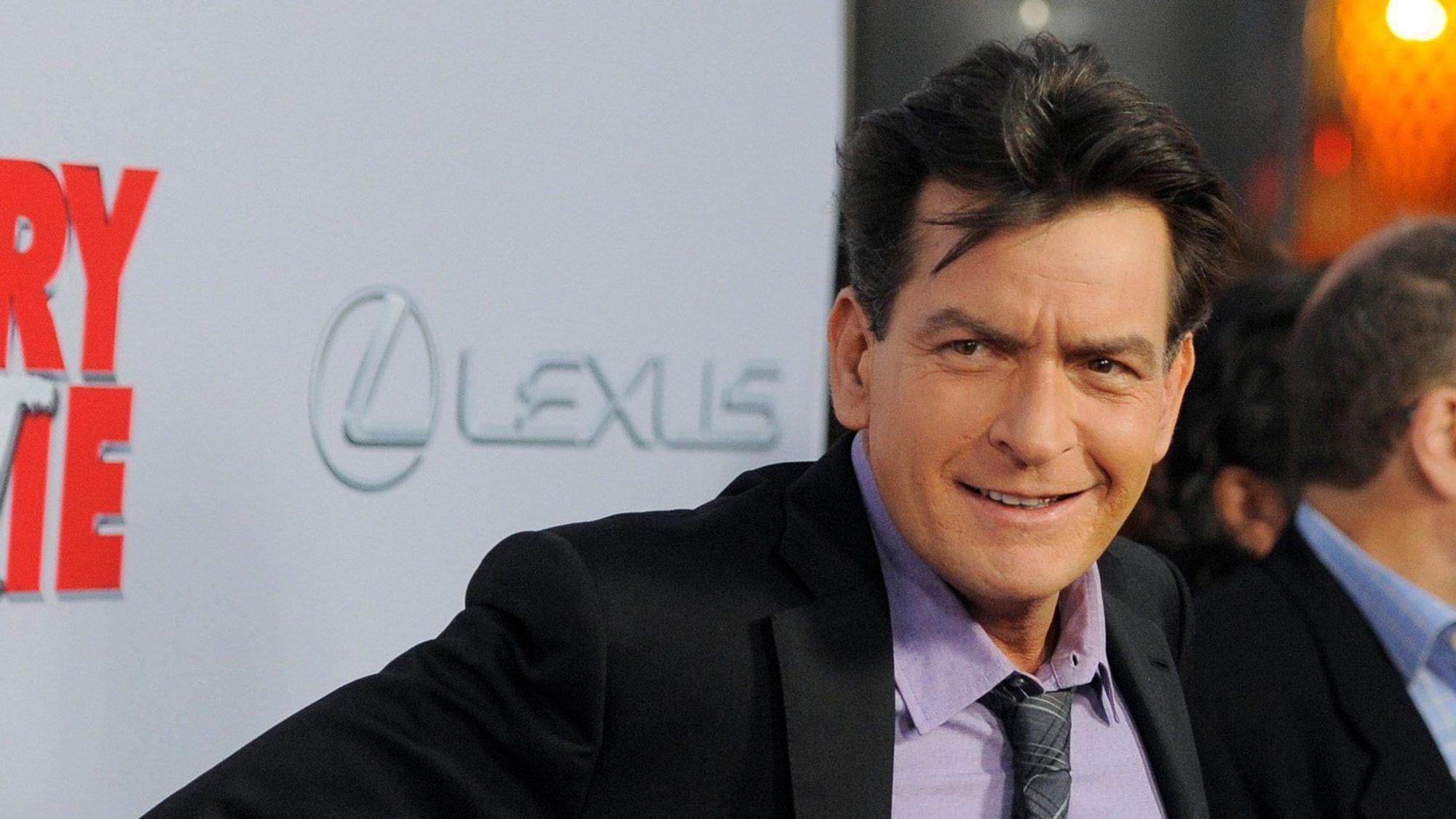 ARCHIV - 17.08.2020, USA, Los Angeles: Der US-Schauspieler Charlie Sheen kommt zur Premiere des Films «Scary Movie V». Sheen ist im kalifornischen Malibu von einer Nachbarin tätlich angegriffen worden, wie US-Medien unter Berufung auf die Polizei berichteten. Die tatverdächtige Frau sei am Mittwoch wegen Vorwürfen von Körperverletzung und Einbruch in Gewahrsam genommen worden. Foto: Chris Pizzello/Invision via AP/dpa +++ dpa-Bildfunk +++