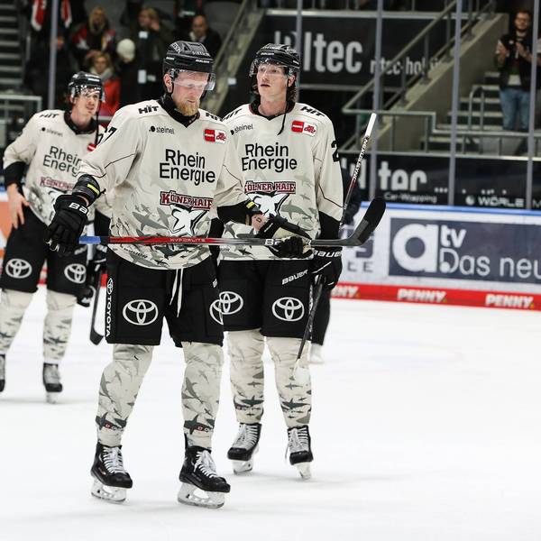 Hängende Köpfe bei den Spielern der Kölner Haie nach der Niederlage gegen die Augsburger Panther.