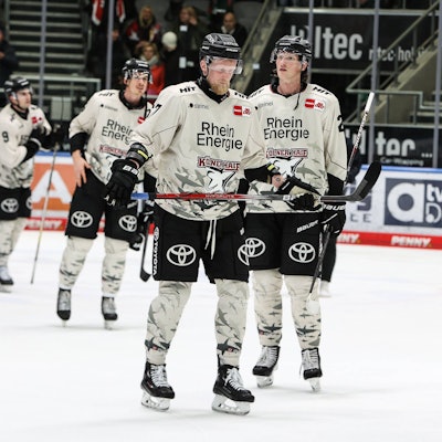 Hängende Köpfe bei den Spielern der Kölner Haie nach der Niederlage gegen die Augsburger Panther.