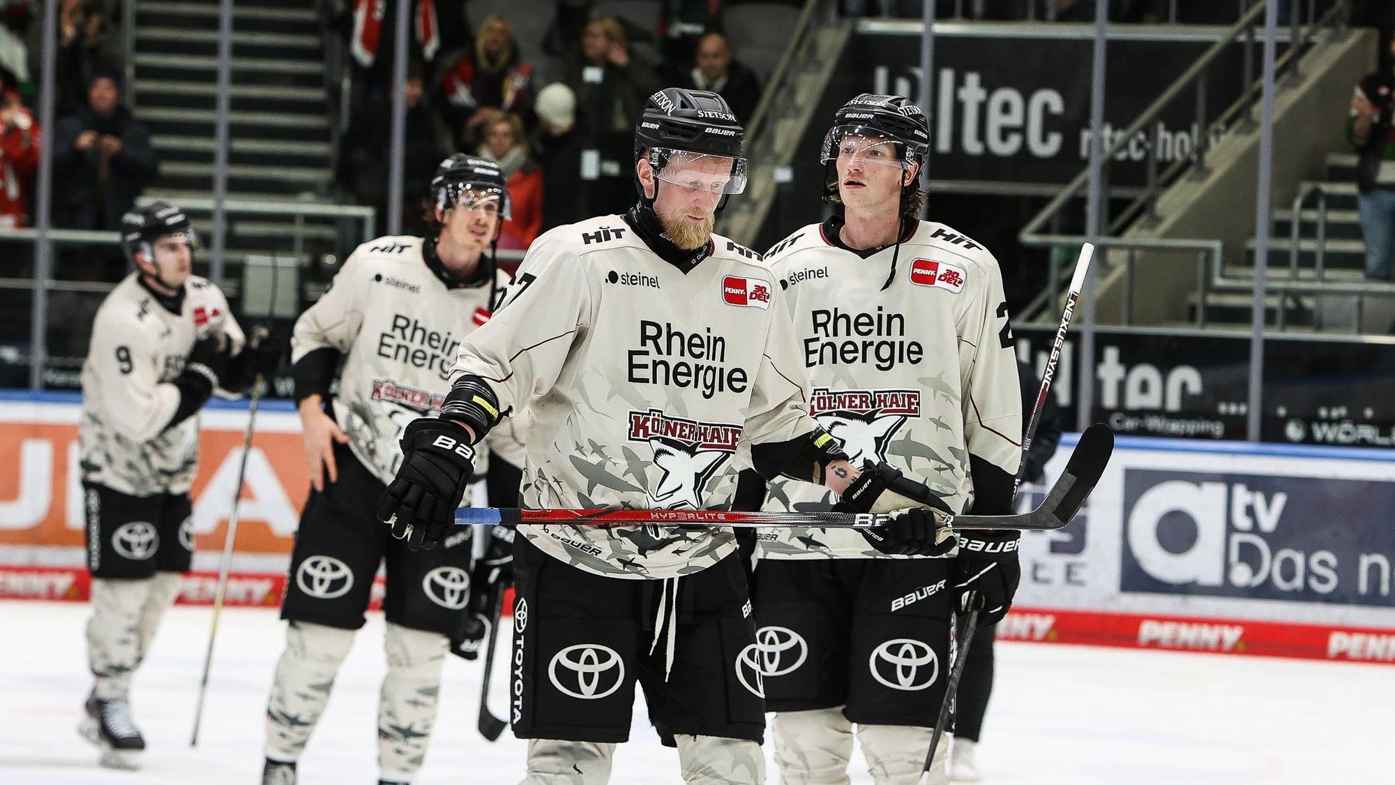 Hängende Köpfe bei den Spielern der Kölner Haie nach der Niederlage gegen die Augsburger Panther.