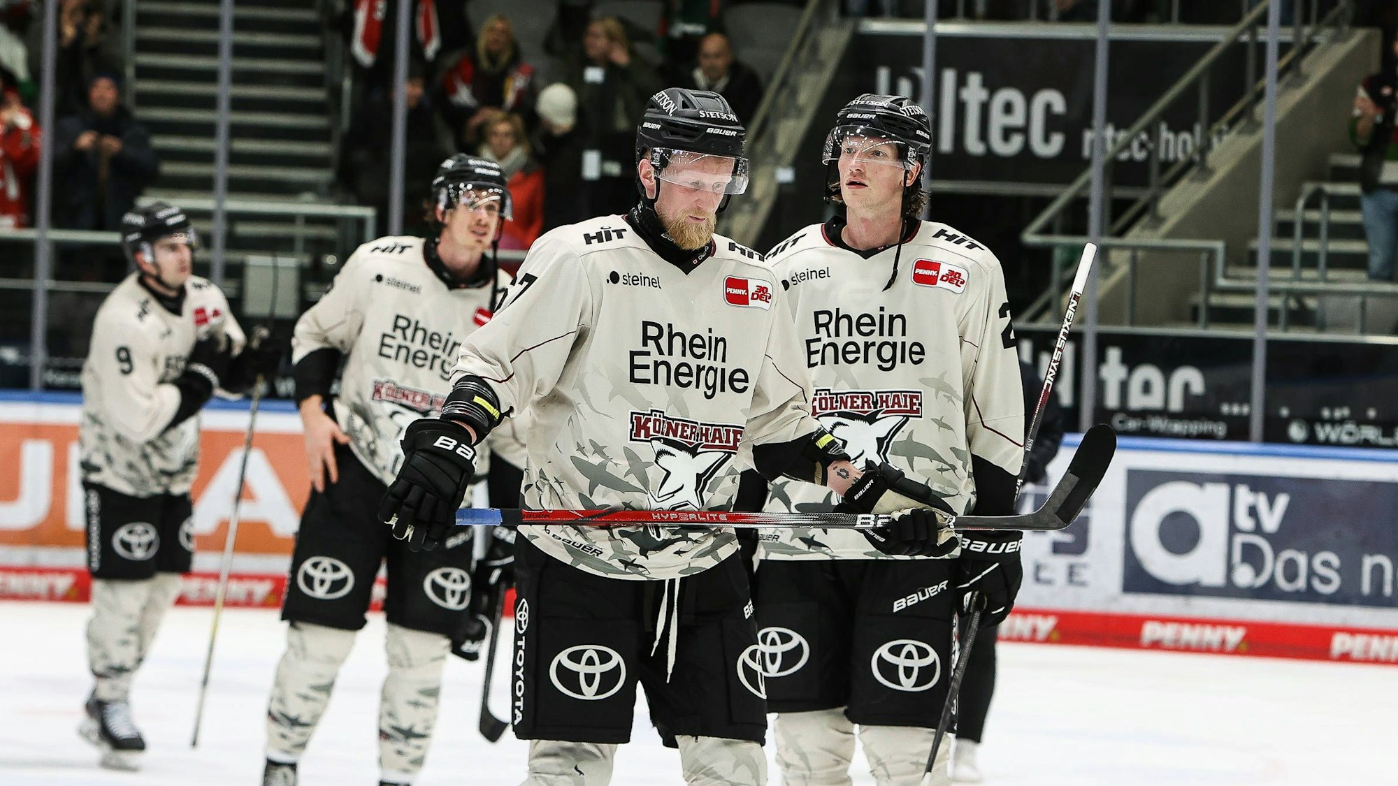 Hängende Köpfe bei den Spielern der Kölner Haie nach der Niederlage gegen die Augsburger Panther.