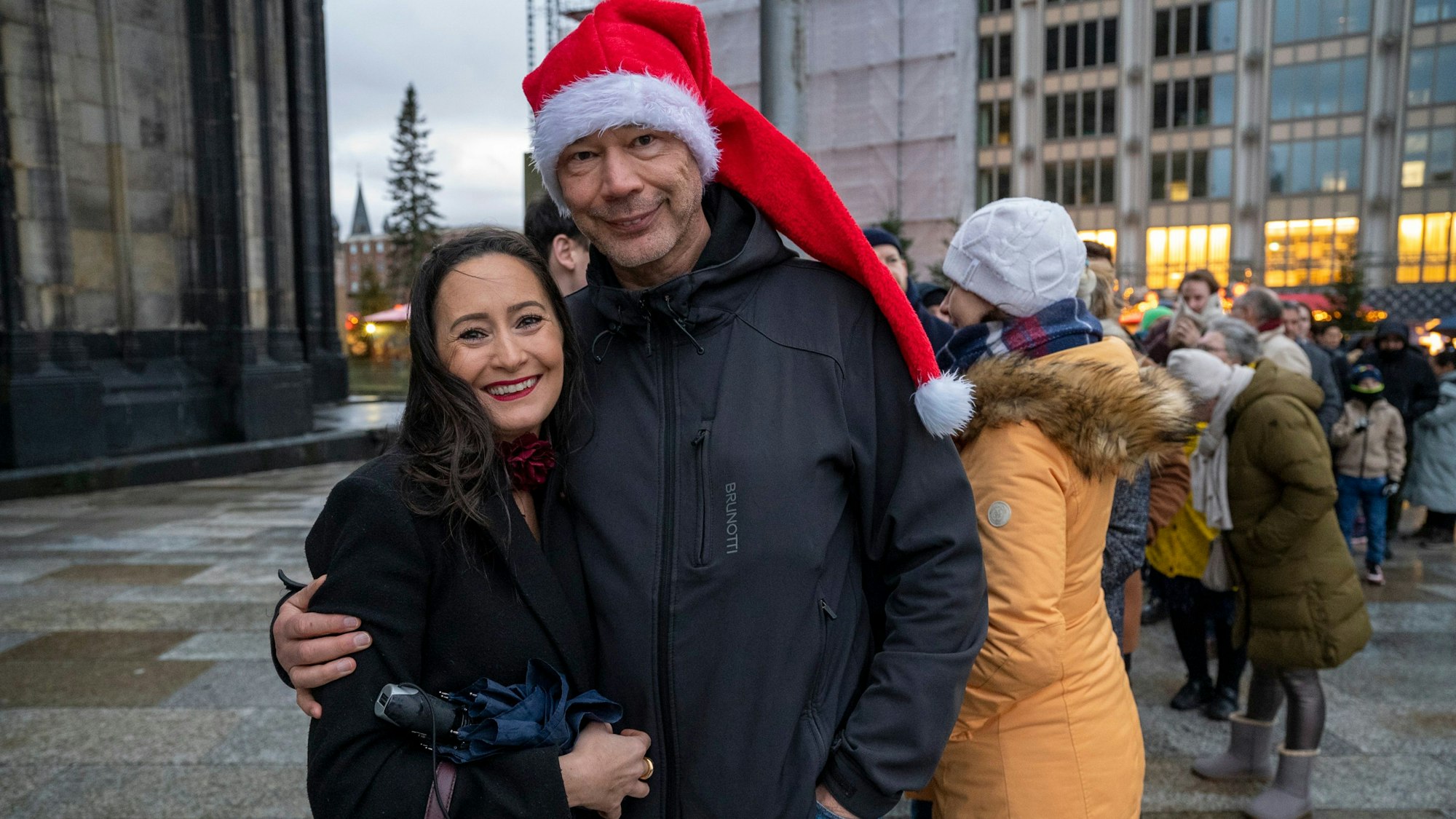 Heiligabend im Kölner Dom: Laura Rodriguez und Oliver Russ warten geduldig am Einlass. Sie äußerten ein mulmiges Gefühl, aber auch Sicherheit, da die Polizei den Weihnachtsmesse bewachte.