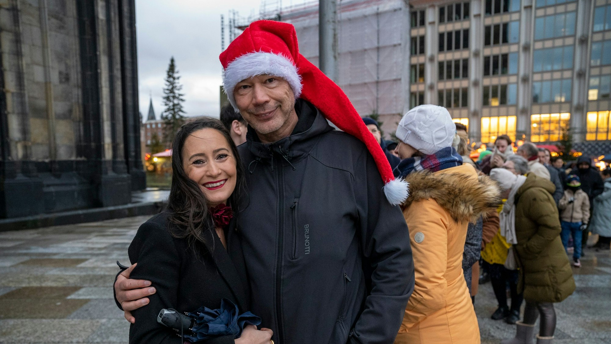 Laura Rodriguez und Oliver Russ standen wie alle anderen Besucherinnen und Besucher in einer Schlange vor dem Kölner Dom. Die Polizei kontrollierte jeden einzelnen, bevor sie rein durften.