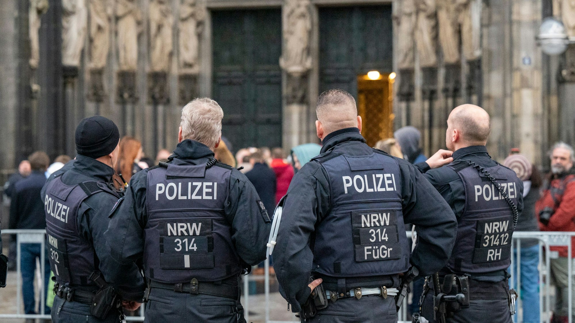 Wegen eines befürchteten Anschlags kontrollierte die Polizei Weihnachten alle Besucher des Doms.