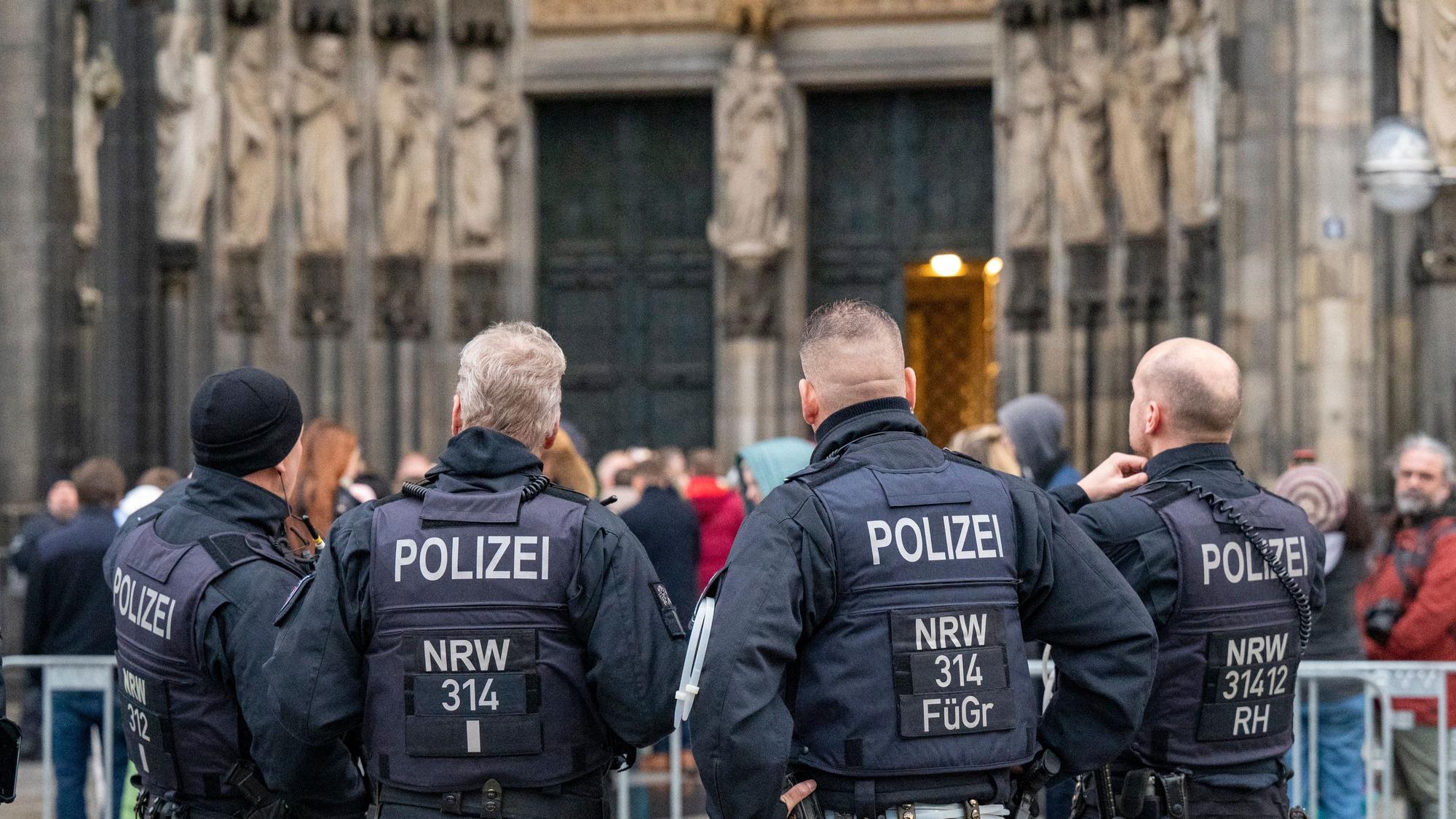Polizisten am Kölner Dom