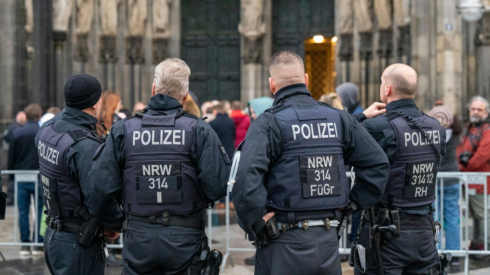 24.12.2023, Köln: Wegen eines befürchteten Anschlags kontrolliert die Polizei alle Besucher des Doms. Die Messe an Heiligabend findet trotz einer Terrorwarnung statt.Foto: Uwe Weiser
