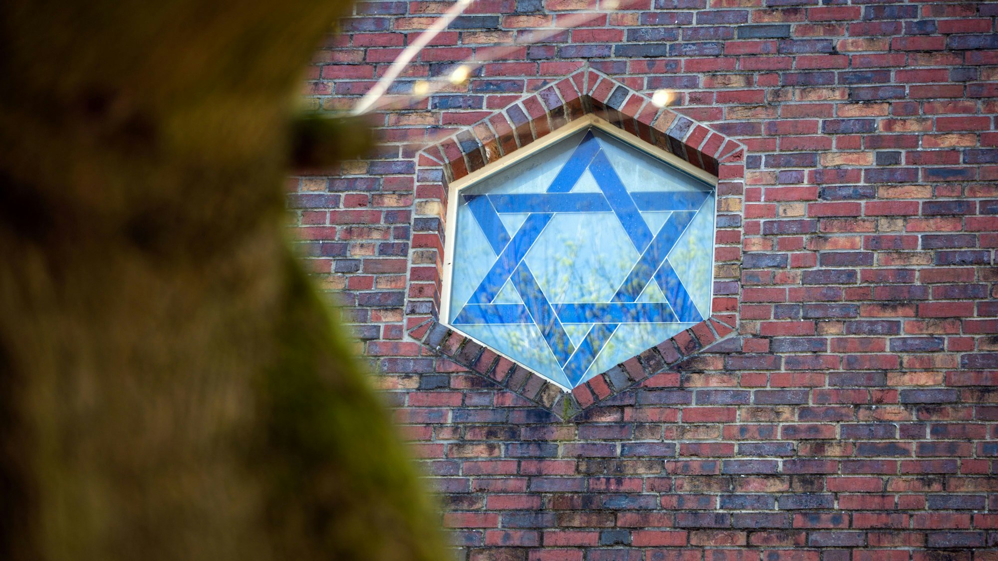 Der Davidstern ist in einem Fenster der Synagoge zu sehen.