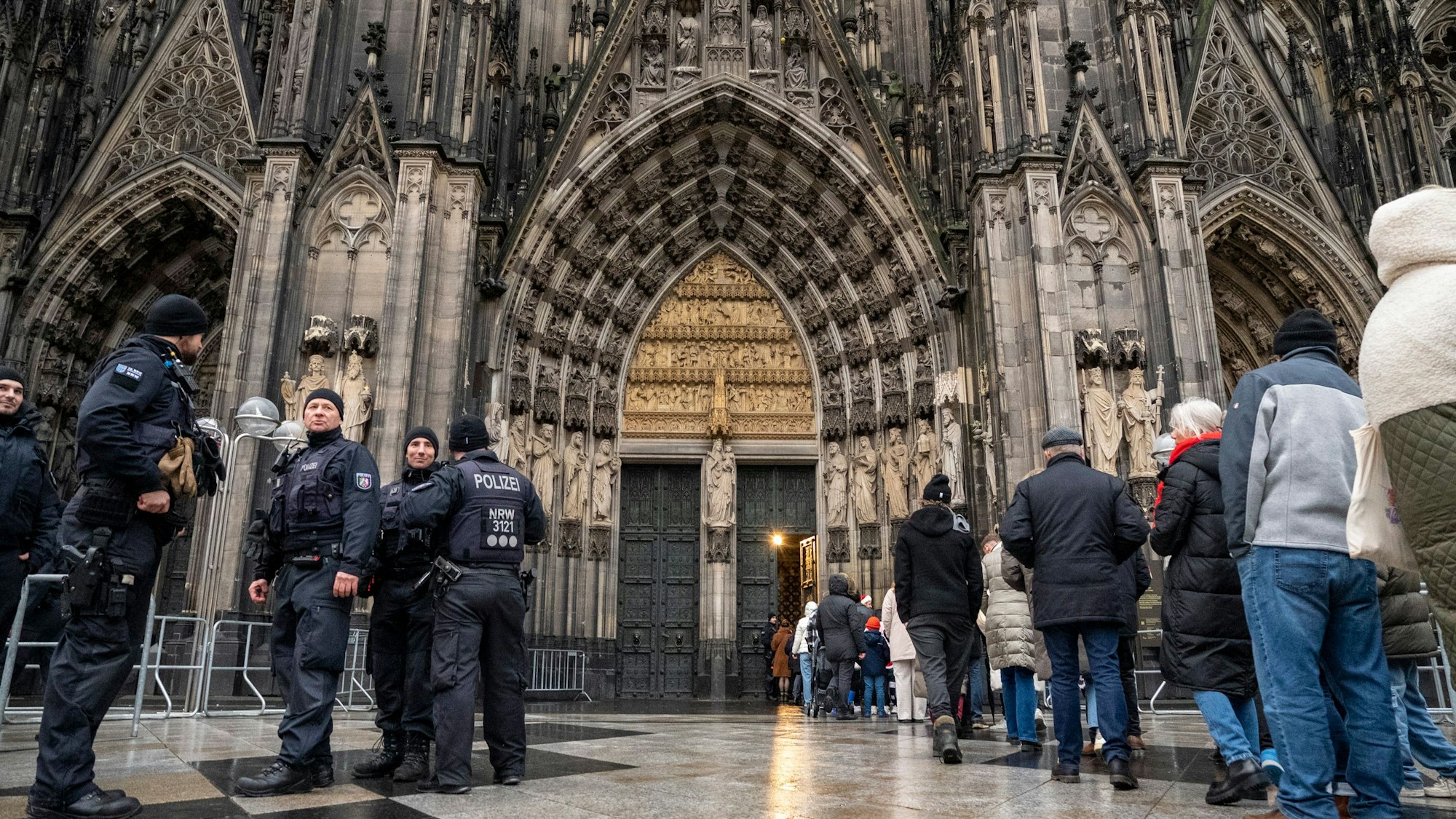 Heiligabend in Köln: Wegen eines befürchteten Anschlags kontrolliert die Polizei alle Besucher des Doms. Die Messe an Heiligabend findet trotz einer Terrorwarnung statt.
