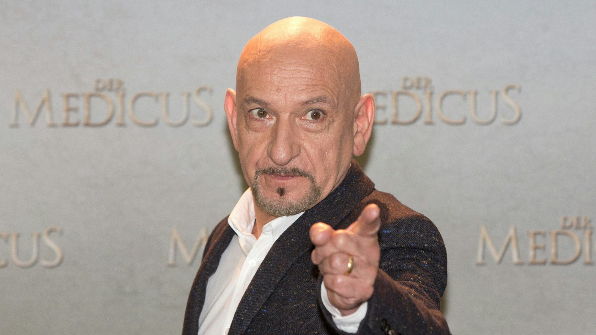 ARCHIV - 04.12.2013, Berlin: Der britische Schauspieler Ben Kingsley kommt zur Premiere des Films "Der Medicus". Am 31.12.2018 feiert Sir Ben Kingsley seinen 75. Geburtstag. (zu dpa "Von der Seifenoper zum Weltstar: Oscar-Preisträger Ben Kingsley wird 75" vom 30.12.2018) Foto: Jörg Carstensen/dpa +++ dpa-Bildfunk +++