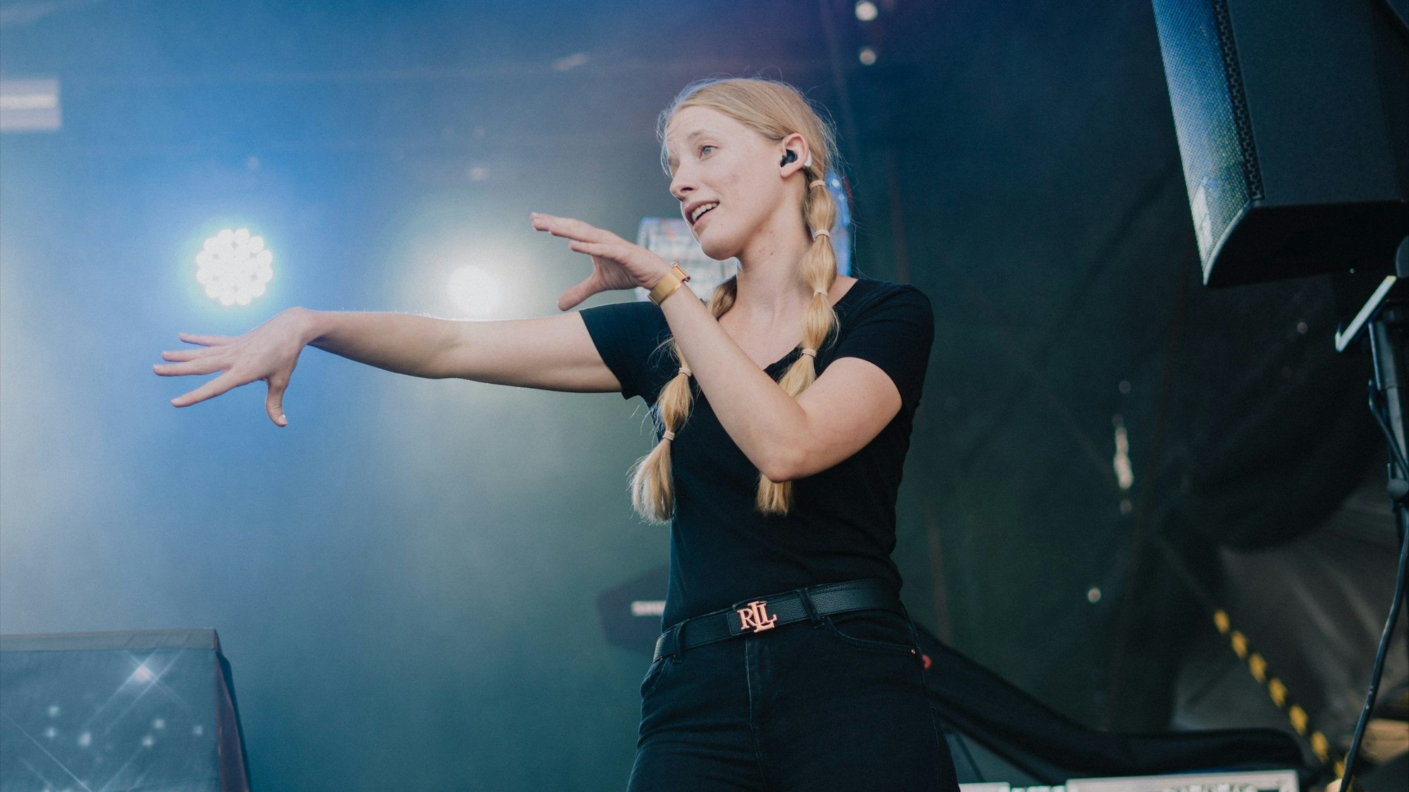 HANDOUT - 22.07.2023, München: Die Deaf Performerin Cindy Klink steht beim Oben Ohne Open Air auf der Bühne.
Cindy Klink steht bei einem Konzert auf der Bühne und zeigt das Lied in Gebärdensprache.