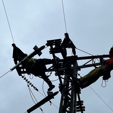 Das Bild zeigt einen Strommast.