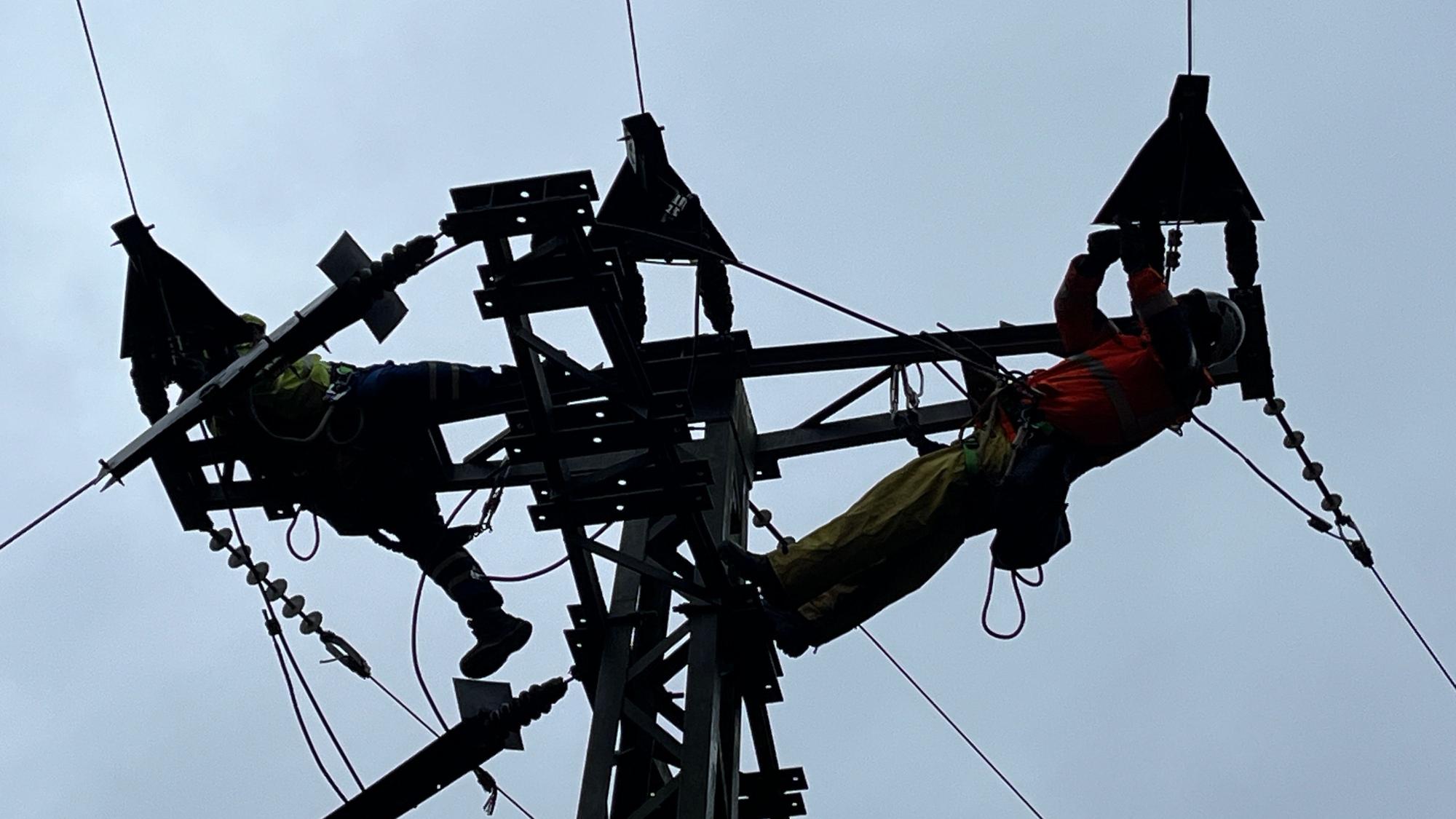 Techniker von Westnetz arbeiteten an einem Hochspannungsmast im Rhein-Sieg-Kreis (Archivfoto).