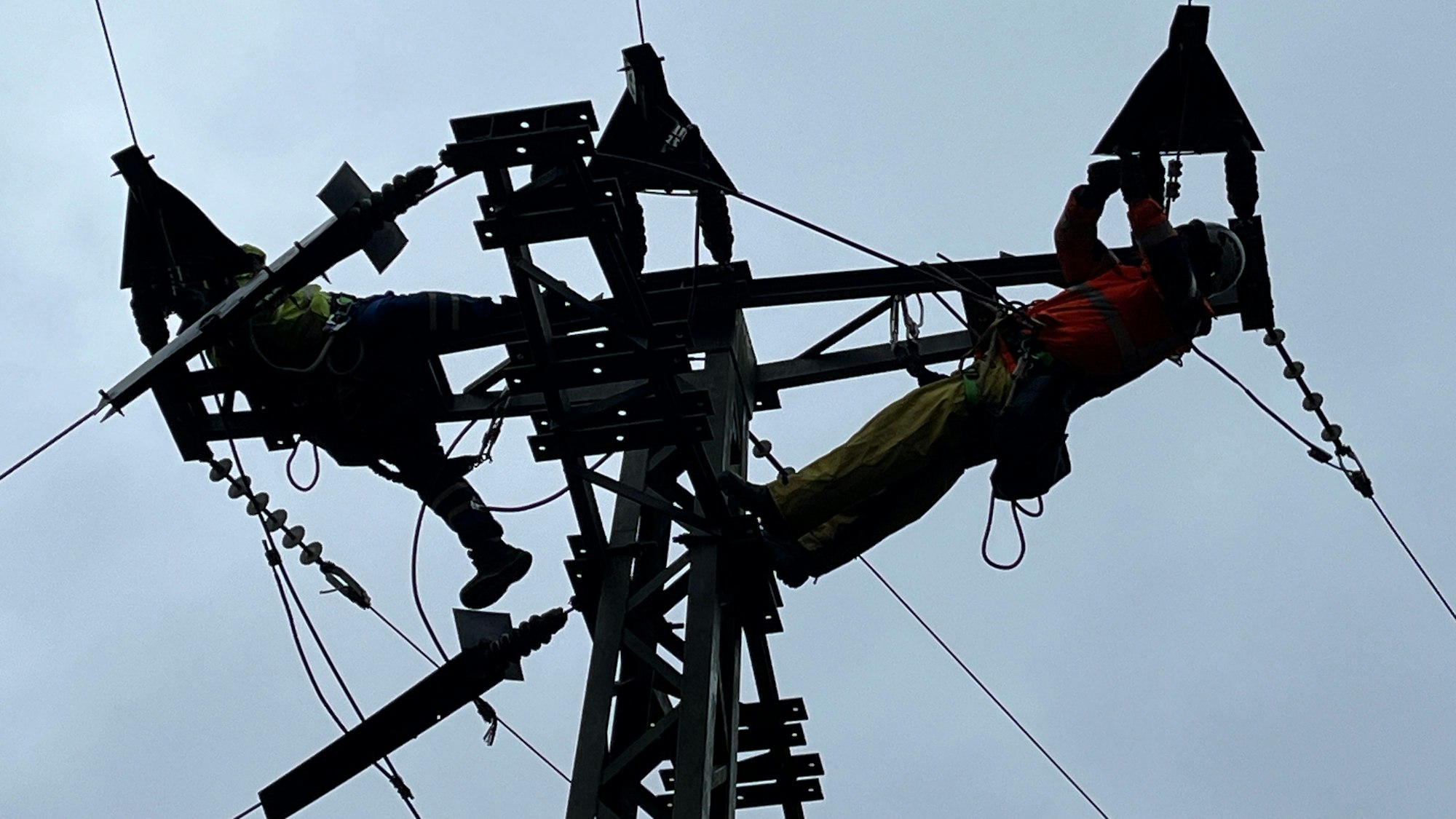Das Bild zeigt einen Strommast.