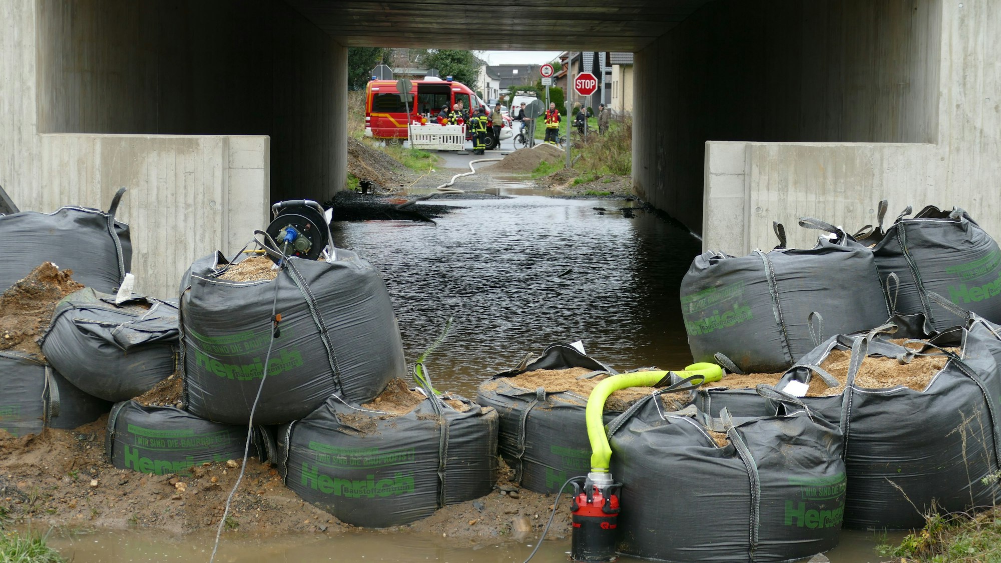 Sandsäcke bilden eine Barriere an einer Autobahnunterführung