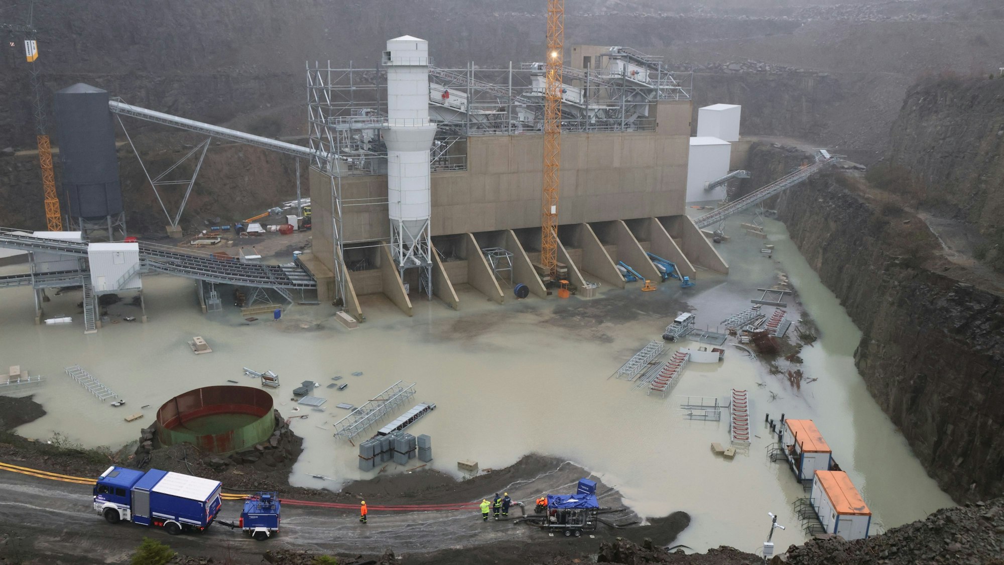 Das Foto zeigt ein überflutetes Baugelände.