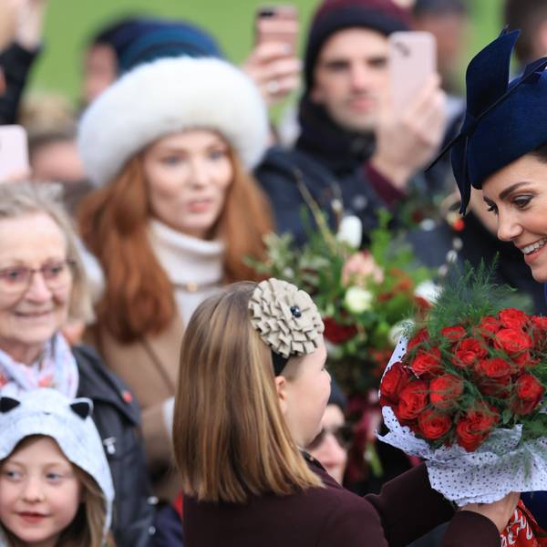 Prinzessin Kate grüßt Gratulanten nach dem Besuch des Weihnachtsgottesdienstes.