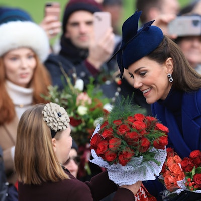 Prinzessin Kate grüßt Gratulanten nach dem Besuch des Weihnachtsgottesdienstes.