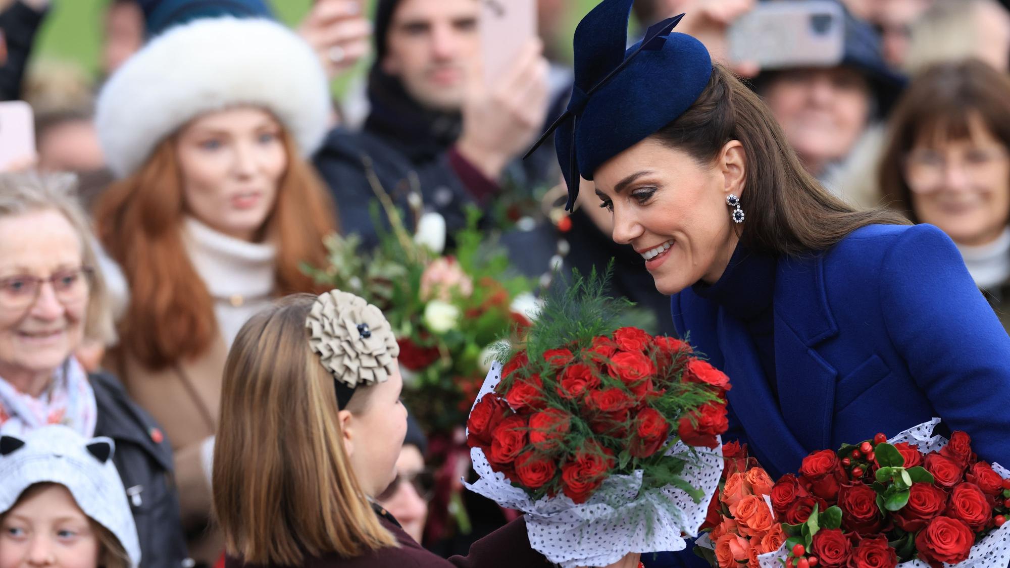 Prinzessin Kate grüßt Gratulanten nach dem Besuch des Weihnachtsgottesdienstes.