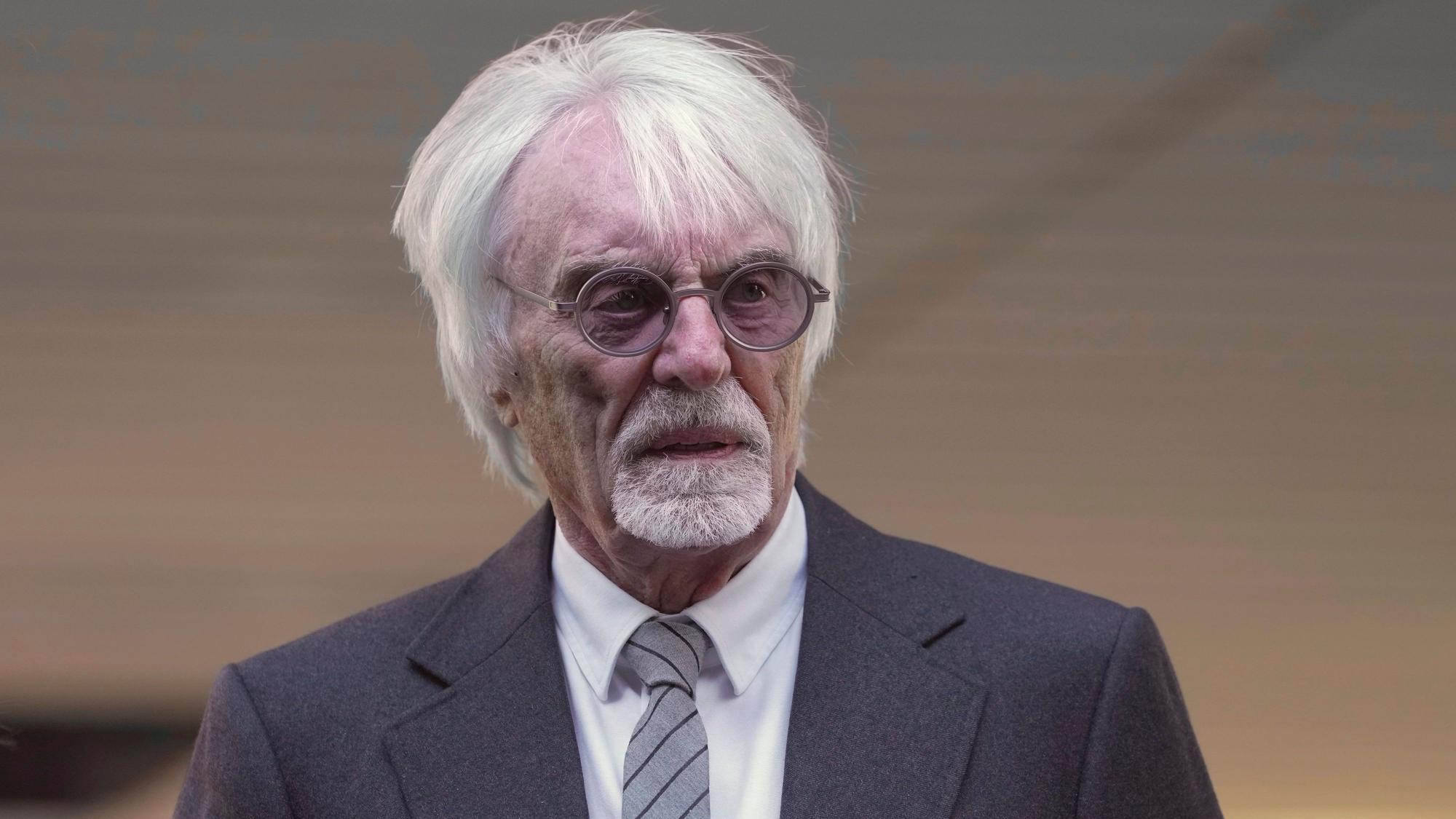ARCHIV - 19.04.2023, Großbritannien, London: Bernie Ecclestone (M), ehemaliger Formel-1-Geschäftsführer, verlässt den Southwark Crown Court. Er äußert sich zu Michael Schumacher. (zu dpa: «Ecclestone: An Schumacher wird man sich «immer als Star erinnern»») Foto: Kin Cheung/AP/dpa +++ dpa-Bildfunk +++