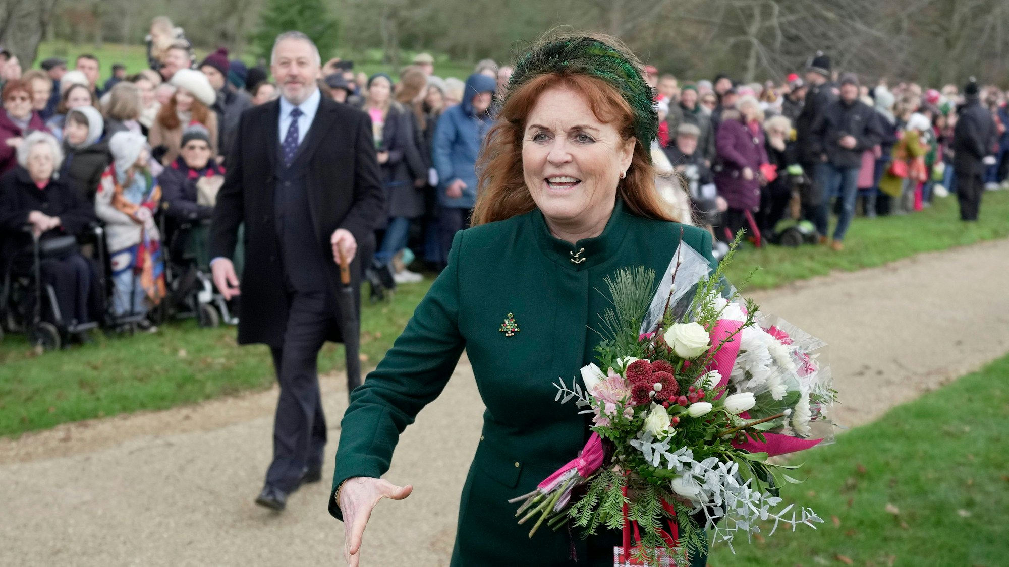 Sarah Ferguson begrüßt die Menschen.