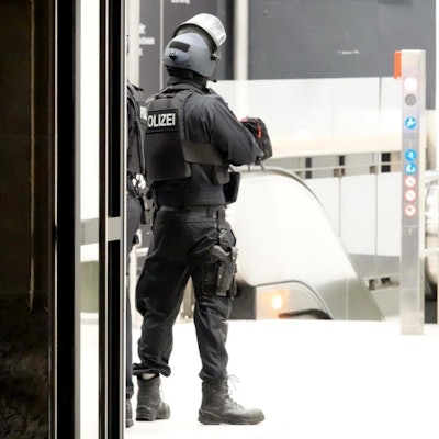 Großeinsatz in Bielefeld: Polizisten stehen im Bielefelder Hauptbahnhof, es gab offenbar eine Anschlagsdrohung.
