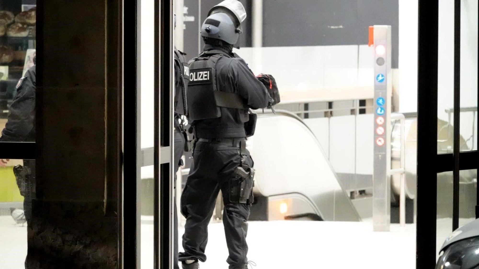 Großeinsatz in Bielefeld: Polizisten stehen im Bielefelder Hauptbahnhof, es gab offenbar eine Anschlagsdrohung.