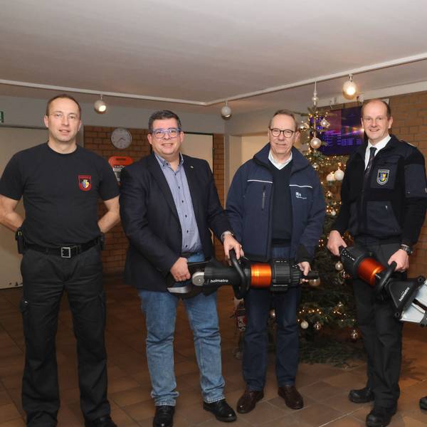 Das Foto zeigt sechs Männer, zwei davon haben Rettungsgerät in den Händen.