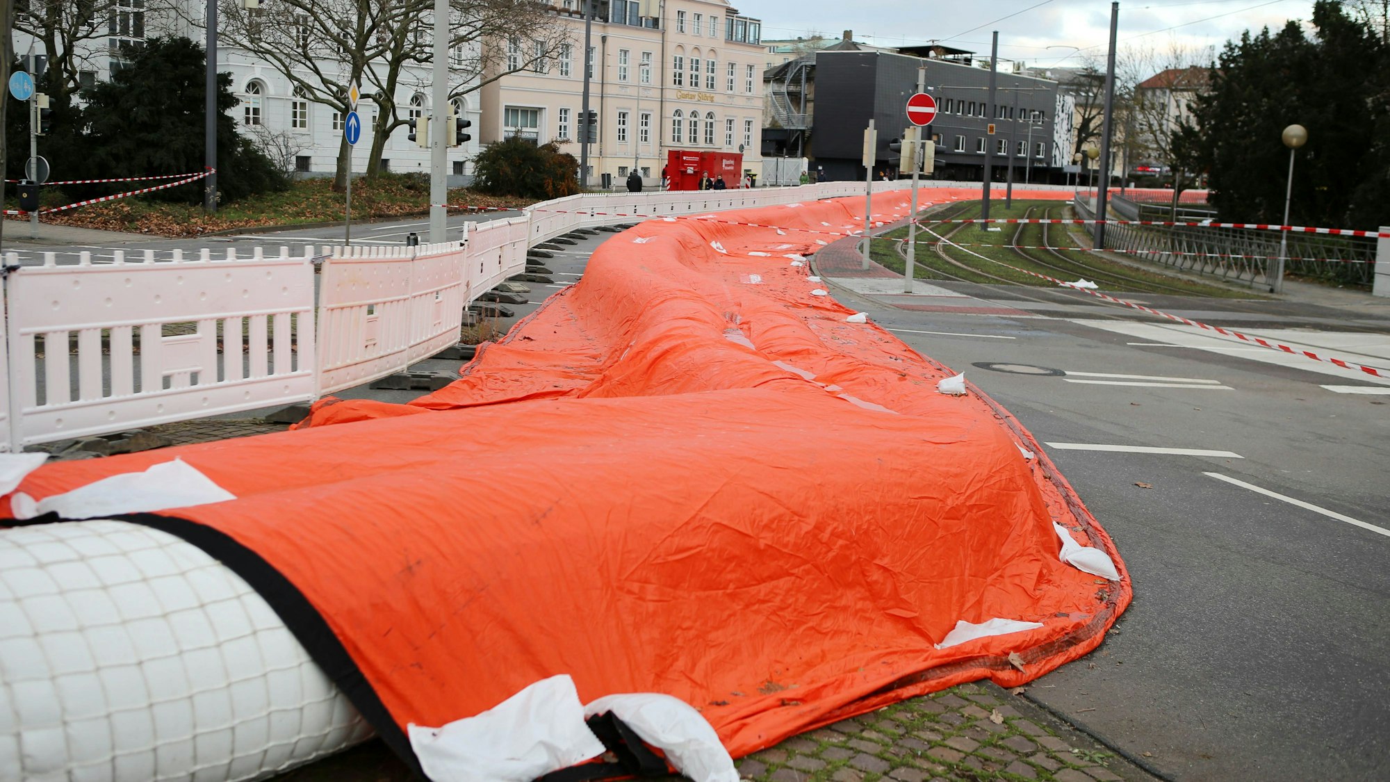 In Braunschweig hat die Feuerwehr einen rund 300 Meter langen Mobildeich aufgebaut, um die Altstadt vor dem erwarteten Hochwasser der Oker zu schützen.