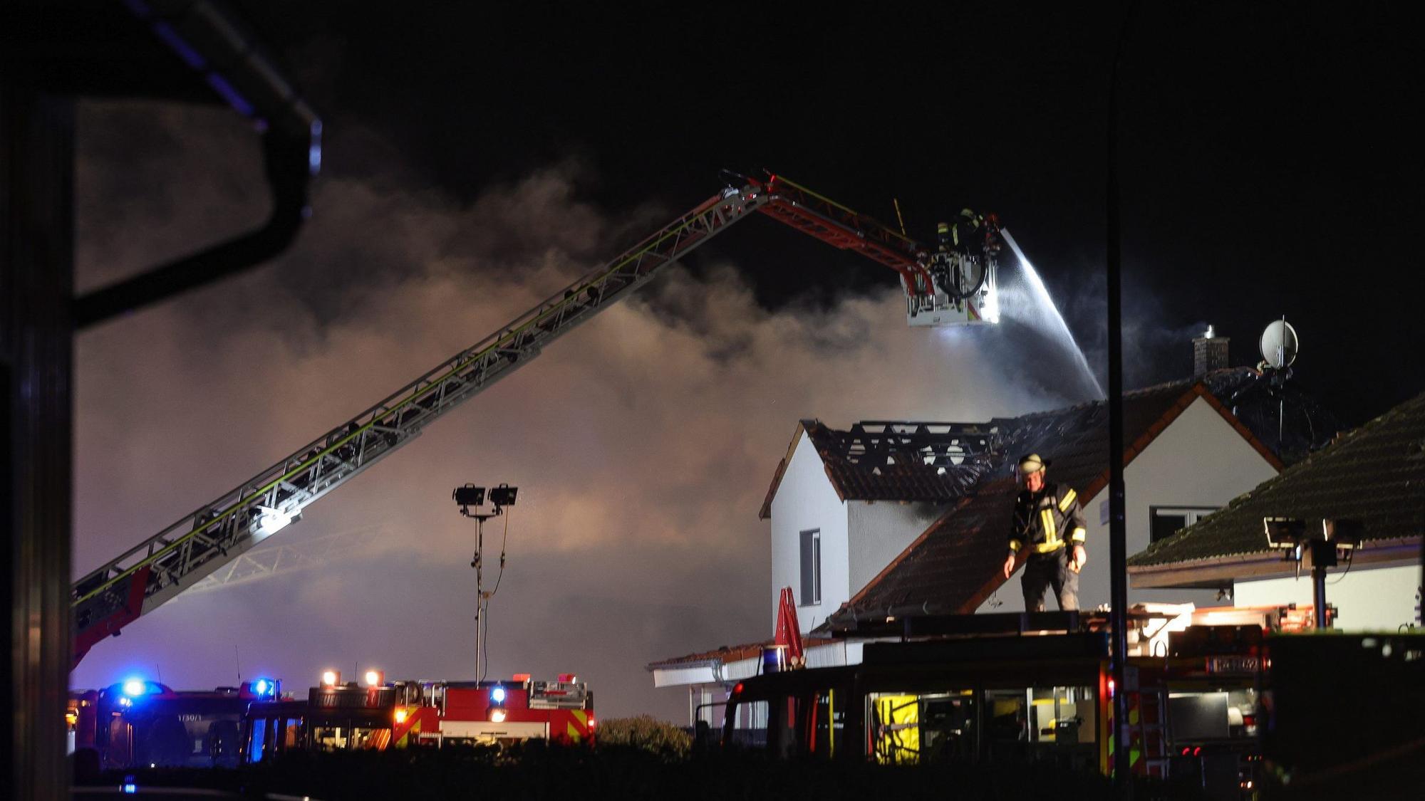 Hessen, Wächtersbach: Einsatzkräfte der Feuerwehr löschen einen Wohnhausbrand im Main-Kinzig-Kreis. Es sind Hinweise auf Brandstiftung und ein rassistisches Motiv gefunden worden.