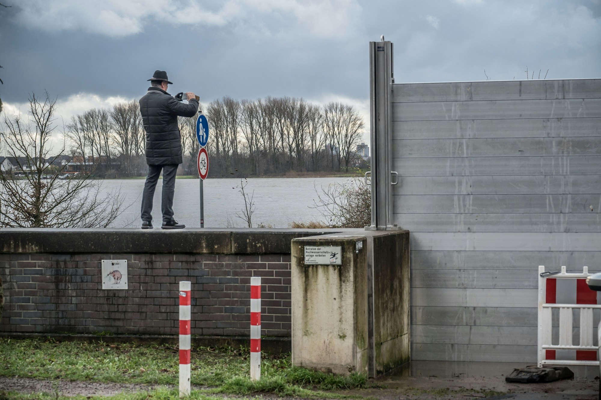 Es hat viel geregnet: Das Hochwasser in Hitdorf steht knapp vor dem Tor am Hafen  Foto: Ralf Krieger