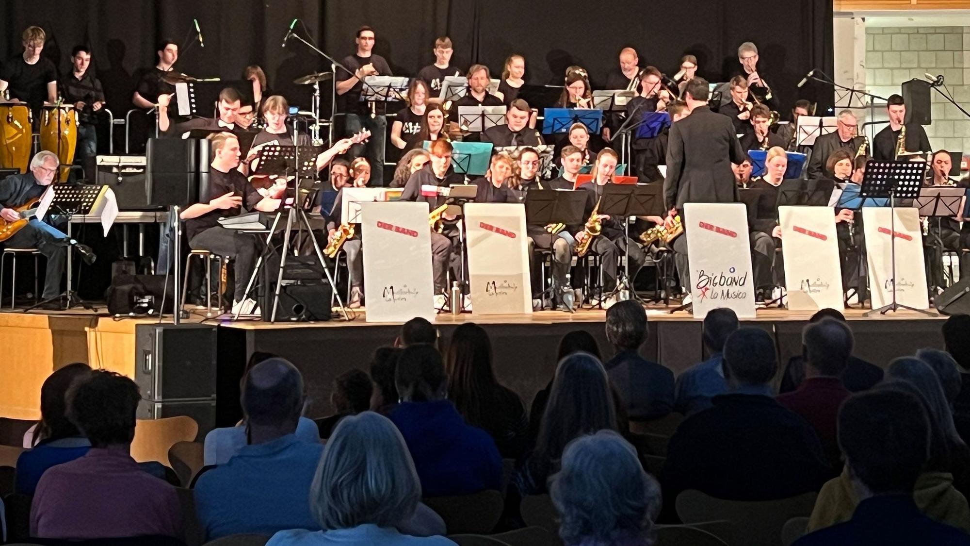 Zu sehen ist die Big Band beim Auftritt auf der Bühne der Willy-Brandt-Gesamtschule.