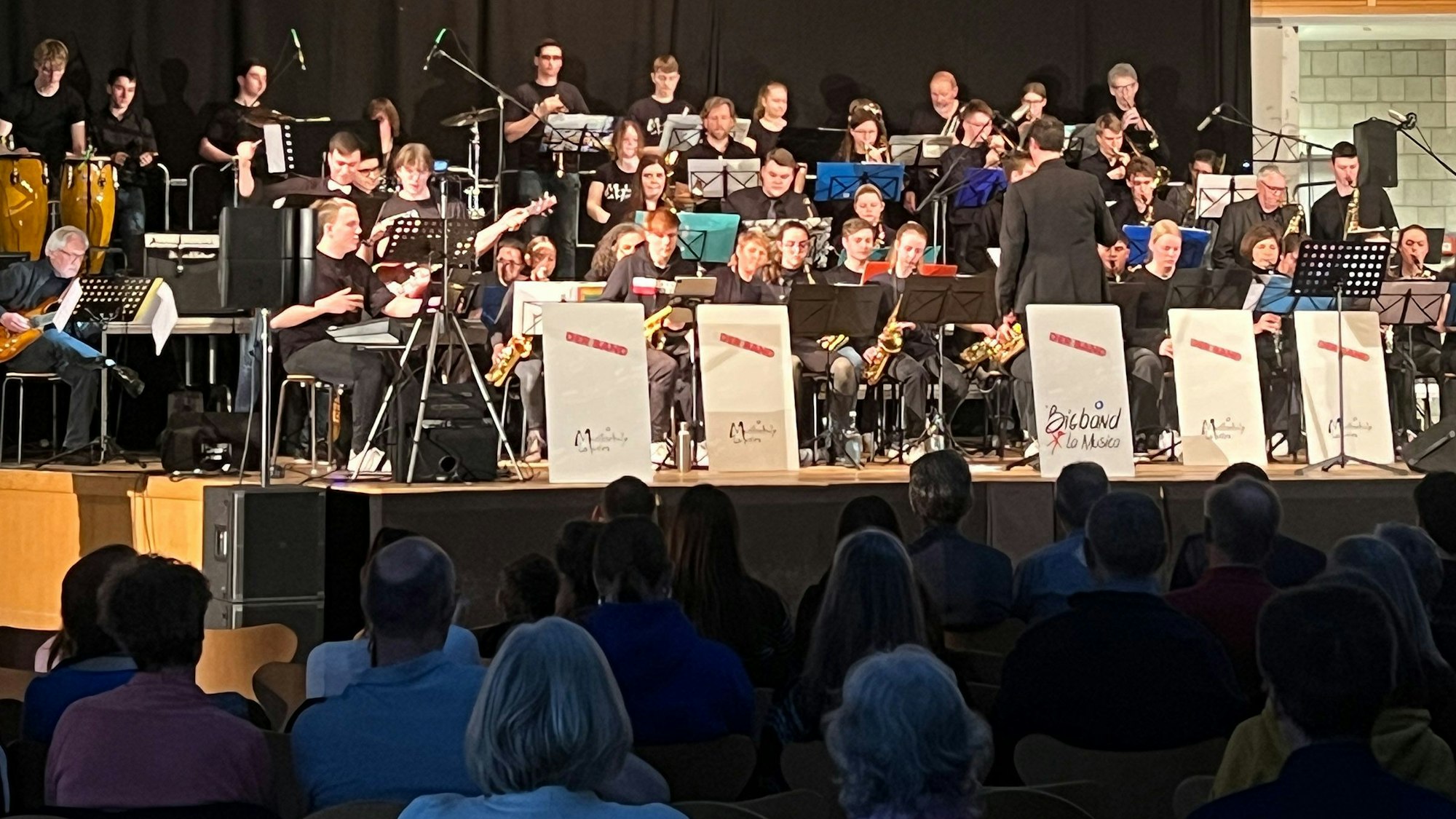 Zu sehen ist die Big Band beim Auftritt auf der Bühne der Willy-Brandt-Gesamtschule.