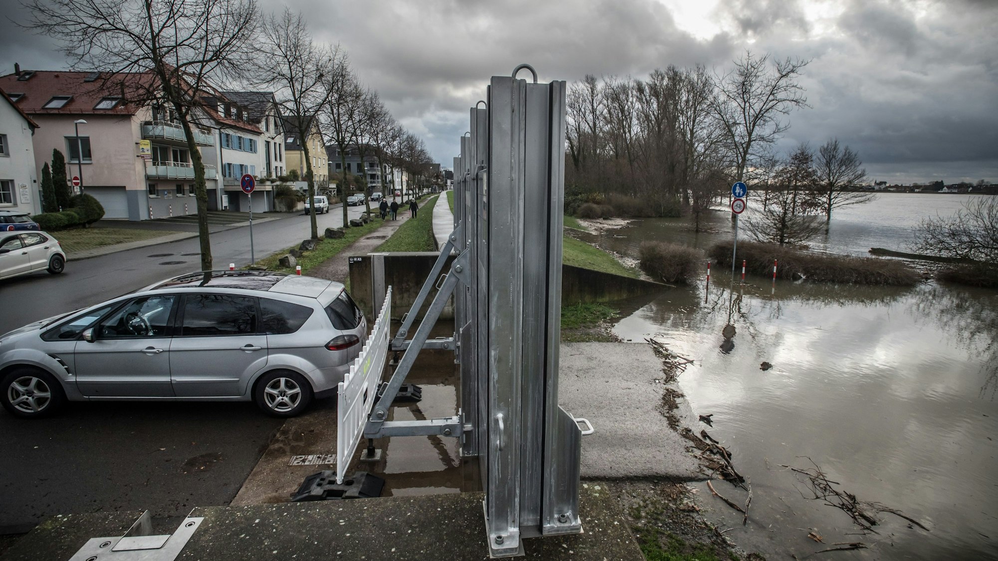 Das Hochwasser in Hitdorf steht knapp vor dem Tor am Hafen.