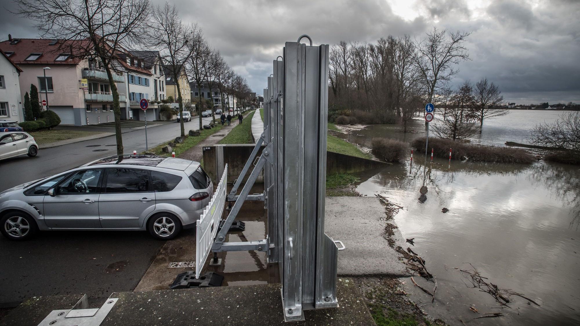 Es hat viel geregnet: Das Hochwasser in Hitdorf steht knapp vor dem Tor am Hafen Foto: Ralf Krieger