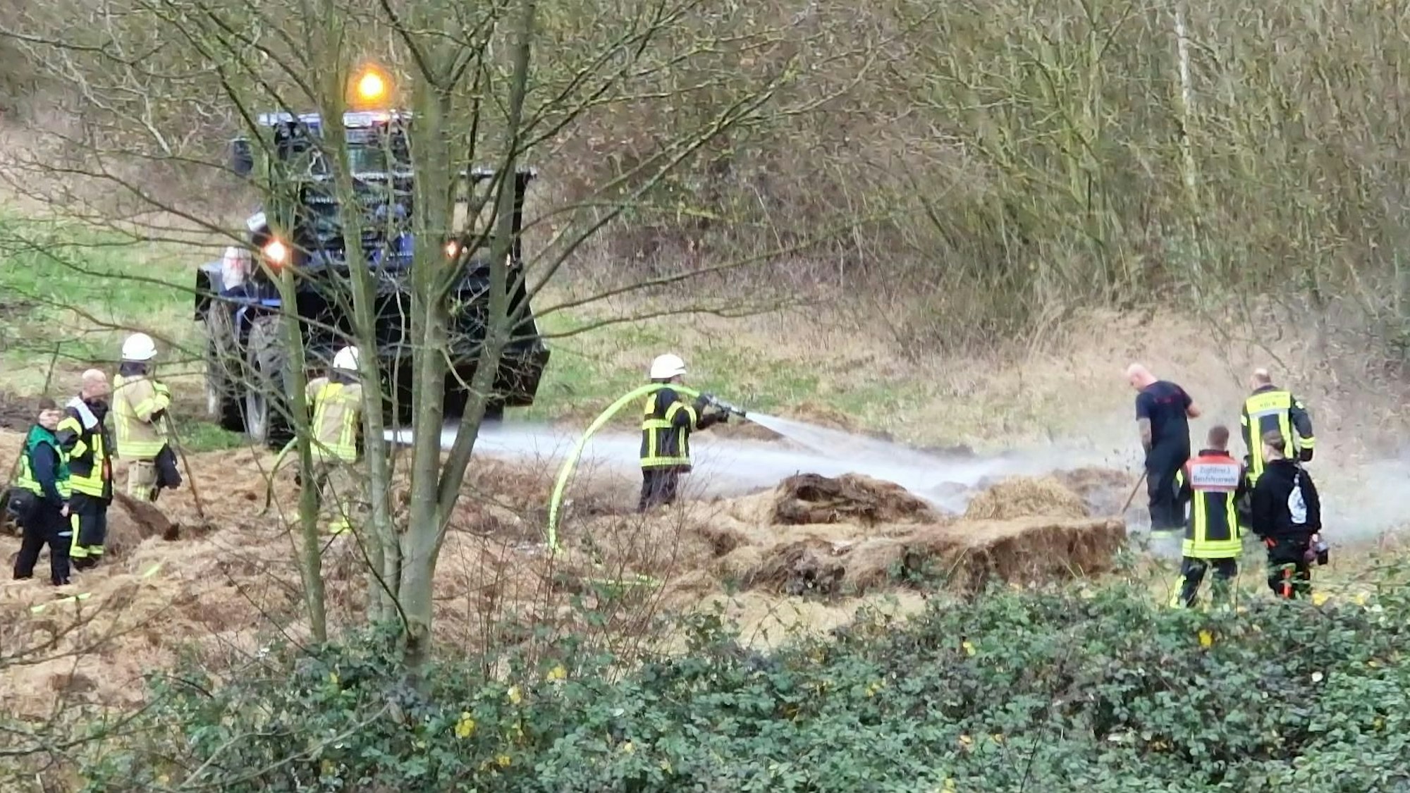 Feuerwehr löscht Strohballen auf einem Feld in Junkersdorf.