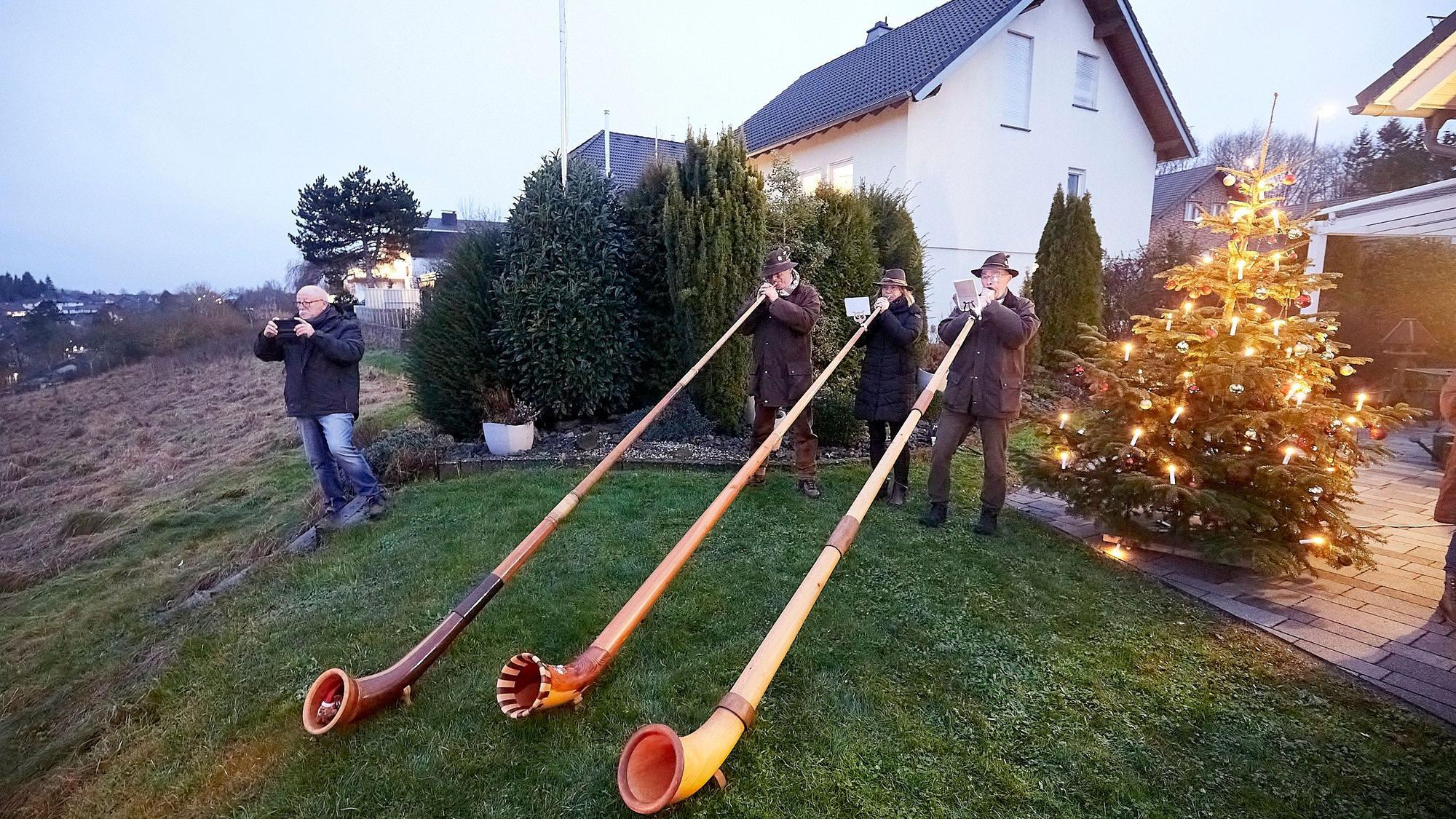 Die Eifeler Alphornissen spielten auf drei Alphörnern.