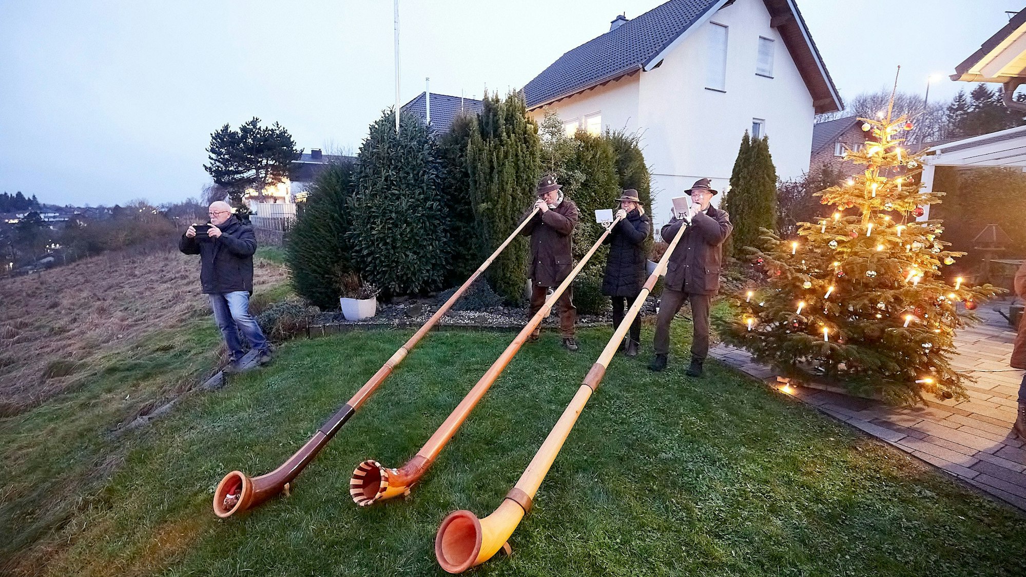 Die Eifeler Alphornissen spielten auf drei Alphörnern.