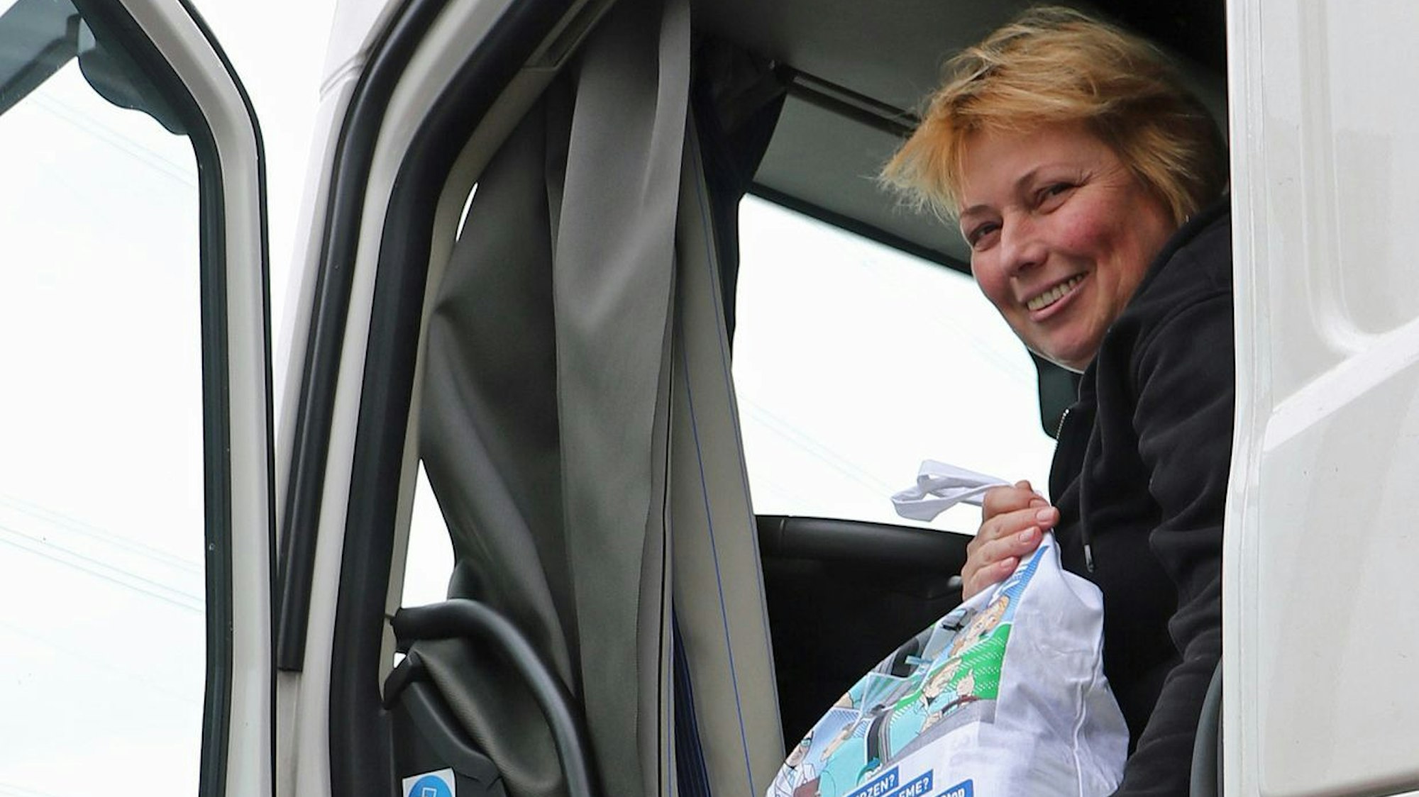 Eine Frau sitzt in einem Lkw.