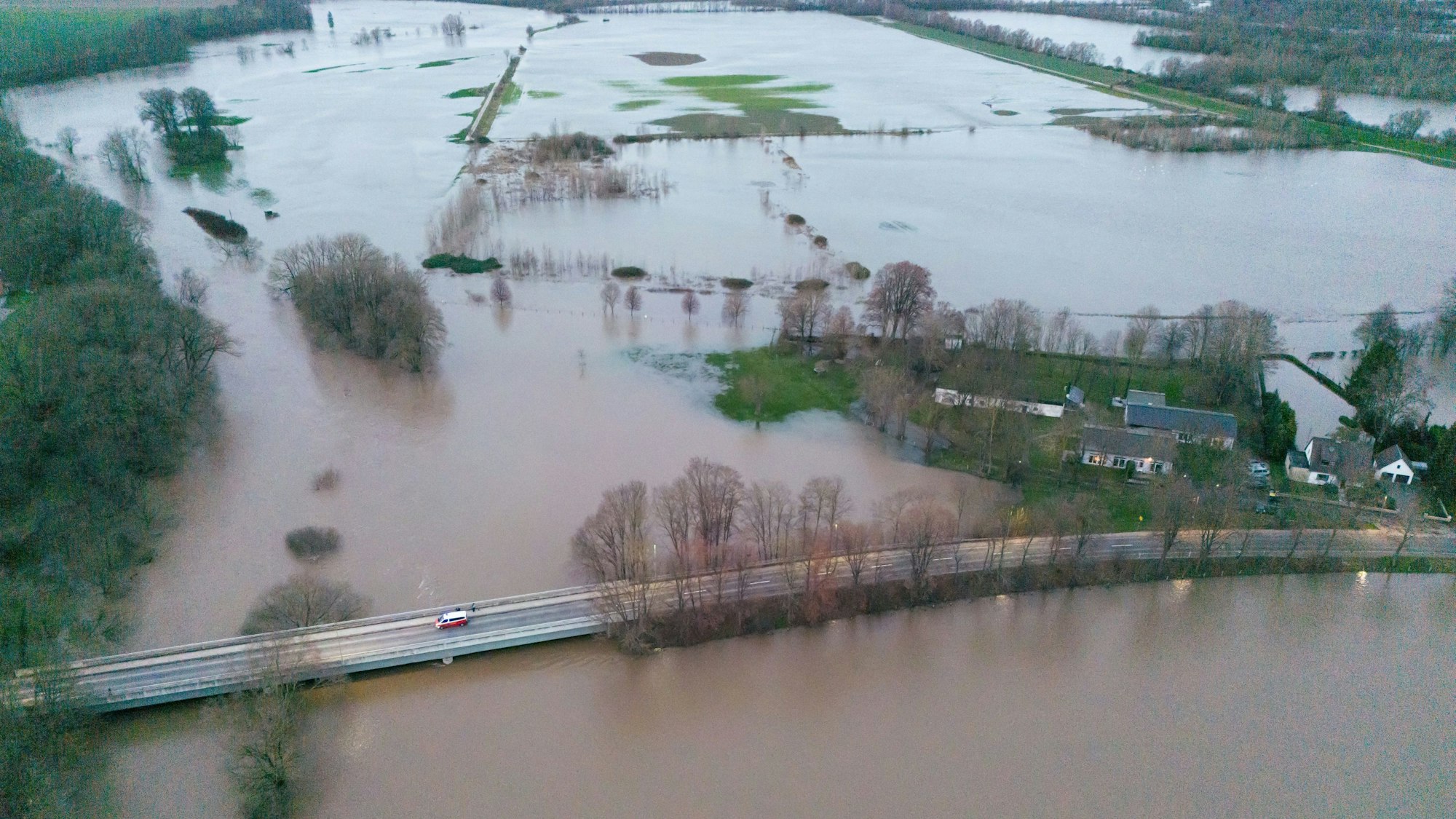 26.12.2023, Niedersachsen, Sarstedt: Hochwasser umfließt die Ortschaft Ruthe im Landkreis Hildesheim. Der Fluss Innerste mündet hier in den Fluss Leine und sorgt hier für eine besonders angespannte Hochwassersituation. Foto: Julian Stratenschulte/dpa +++ dpa-Bildfunk +++