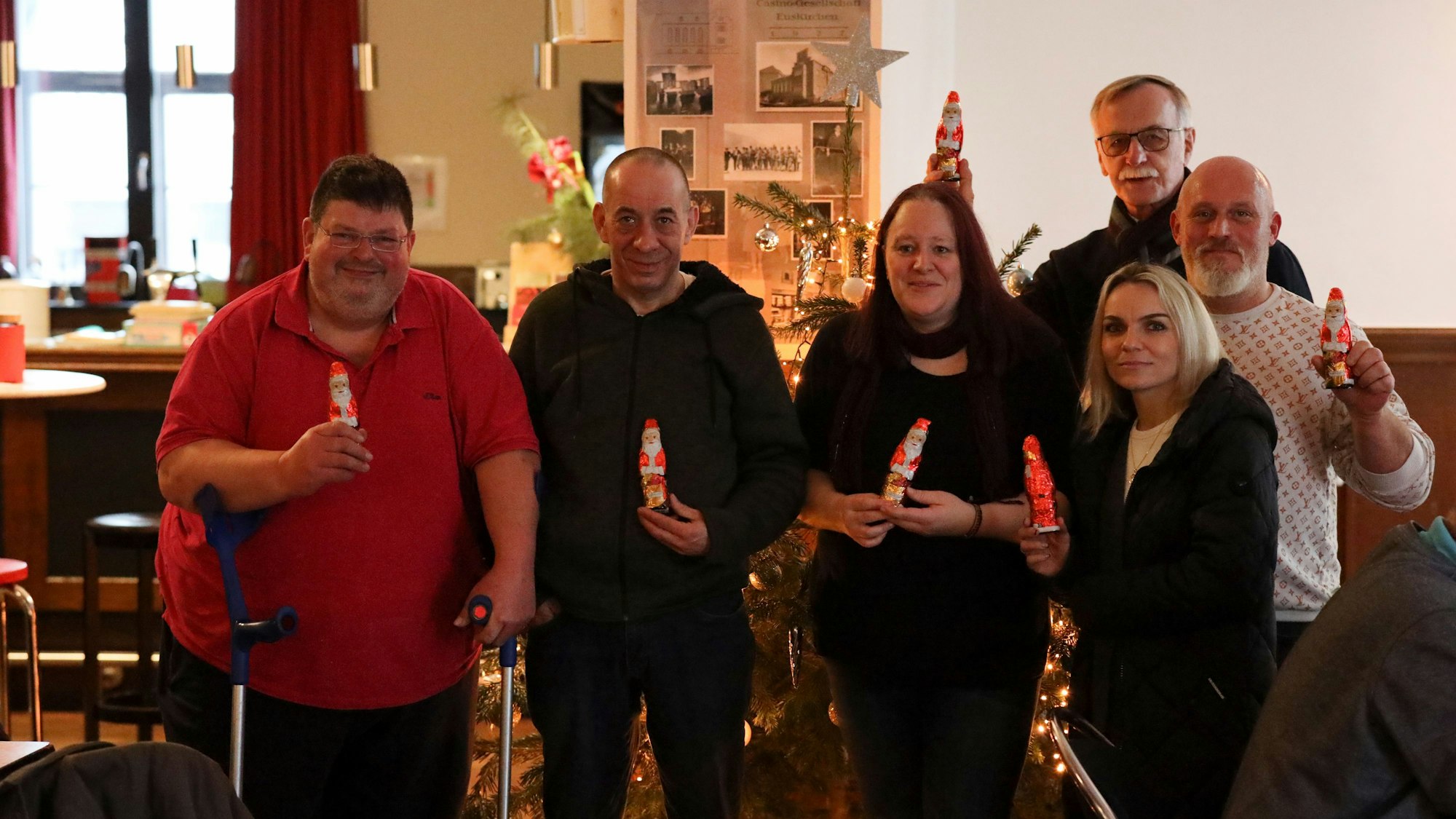 Klaus Berg steht zusammen mit den Helfern.