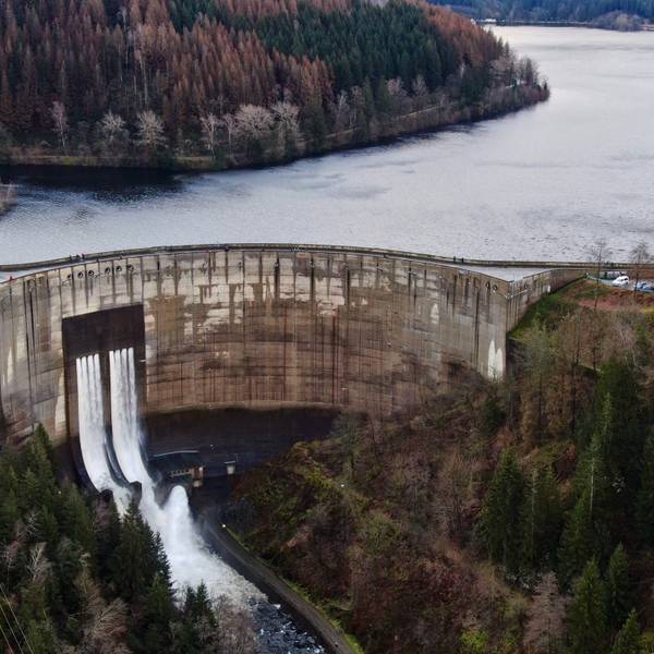 26.12.2023, Niedersachsen, Oker: Blick auf die Staumauer der vollen Okertalsperre. Für die Flussgebiete der Oker und der Innerste warnte der Niedersächsische Landesbetrieb für Wasserwirtschaft, Küsten- und Naturschutz (NLWKN) vor einer weiteren Verschärfung der Hochwasserlage (Aufnahme mit einer Drohne). Foto: Thomas Schulz/dpa +++ dpa-Bildfunk +++