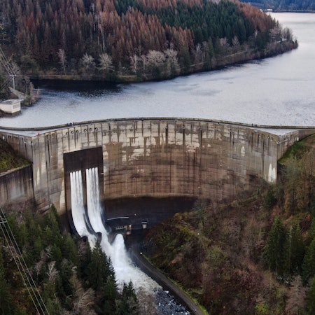 26.12.2023, Niedersachsen, Oker: Blick auf die Staumauer der vollen Okertalsperre. Für die Flussgebiete der Oker und der Innerste warnte der Niedersächsische Landesbetrieb für Wasserwirtschaft, Küsten- und Naturschutz (NLWKN) vor einer weiteren Verschärfung der Hochwasserlage (Aufnahme mit einer Drohne). Foto: Thomas Schulz/dpa +++ dpa-Bildfunk +++