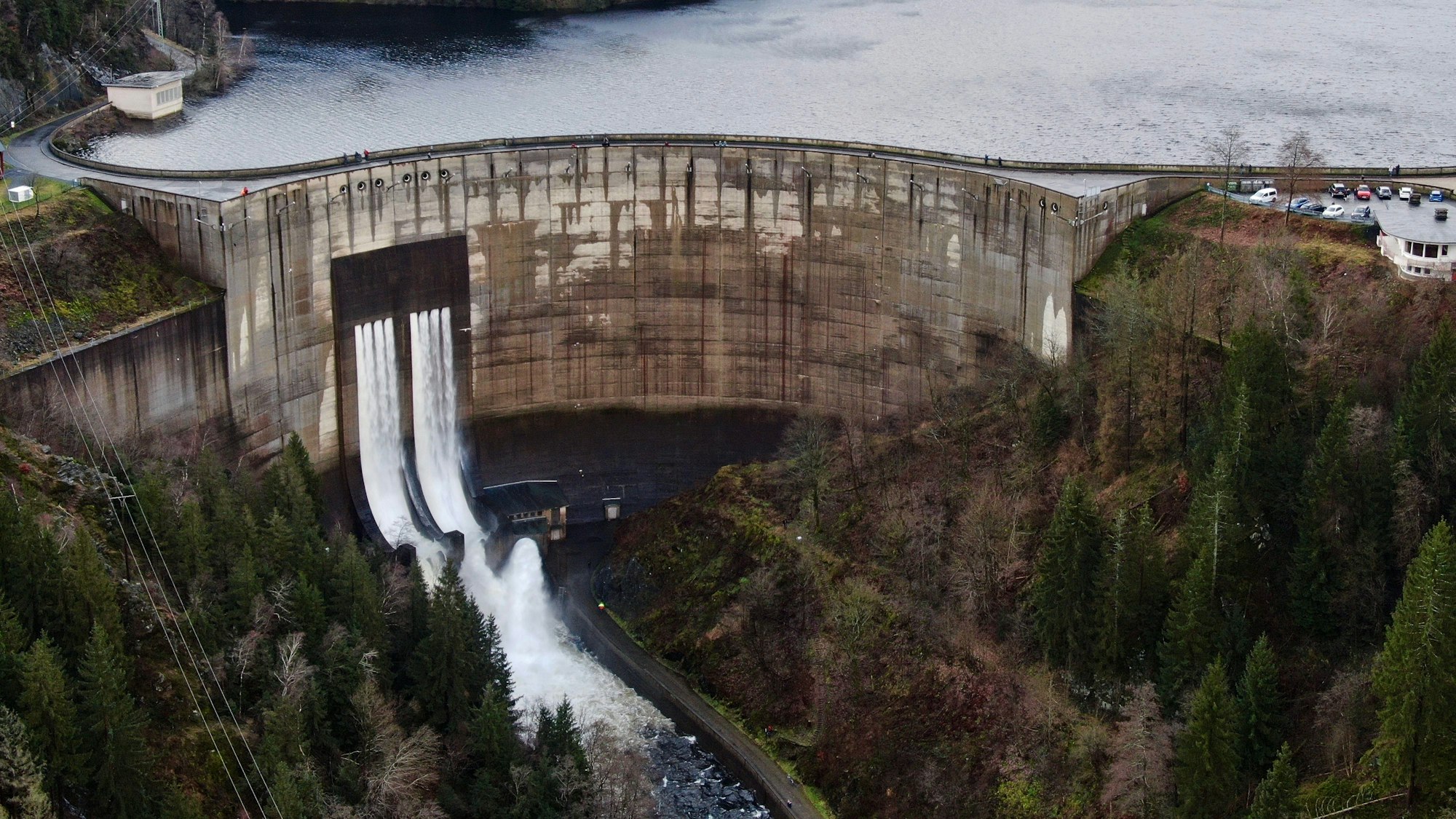 26.12.2023, Niedersachsen, Oker: Blick auf die Staumauer der vollen Okertalsperre. Für die Flussgebiete der Oker und der Innerste warnte der Niedersächsische Landesbetrieb für Wasserwirtschaft, Küsten- und Naturschutz (NLWKN) vor einer weiteren Verschärfung der Hochwasserlage (Aufnahme mit einer Drohne). Foto: Thomas Schulz/dpa +++ dpa-Bildfunk +++