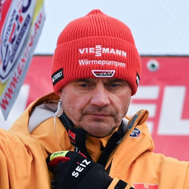Mann mit Mütze und Fahne: Skisprung-Bundestrainer Stefan Horngacher.