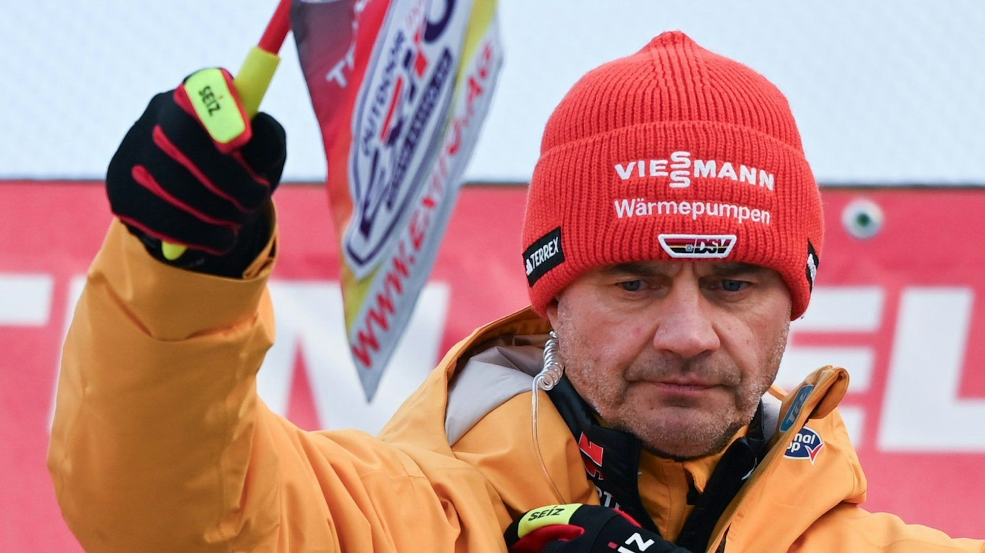Mann mit Mütze und Fahne: Skisprung-Bundestrainer Stefan Horngacher.