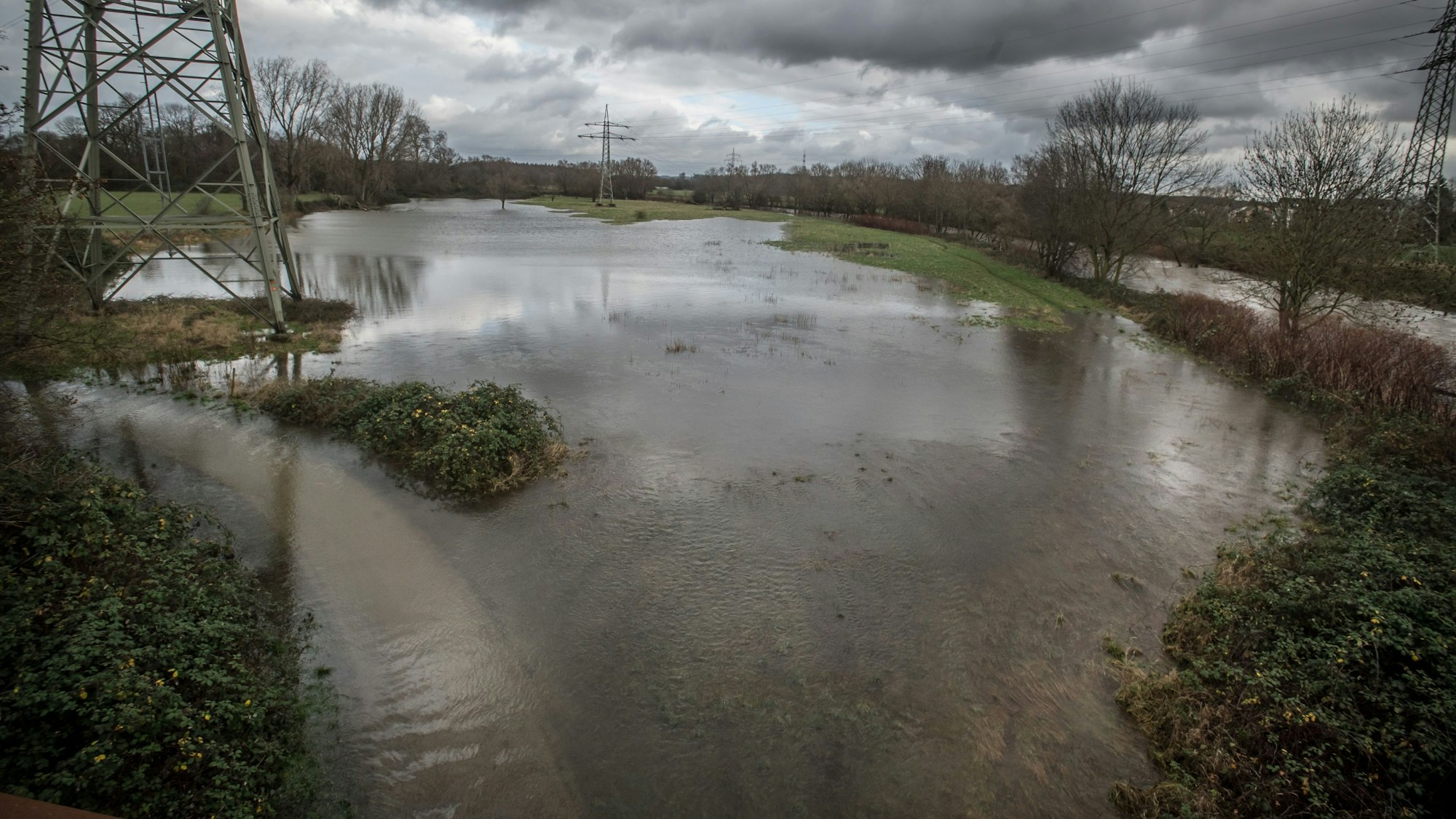Überschwemmte Felder am Unterlauf der Wupper in Rheindorf.  Foto: Ralf Krieger